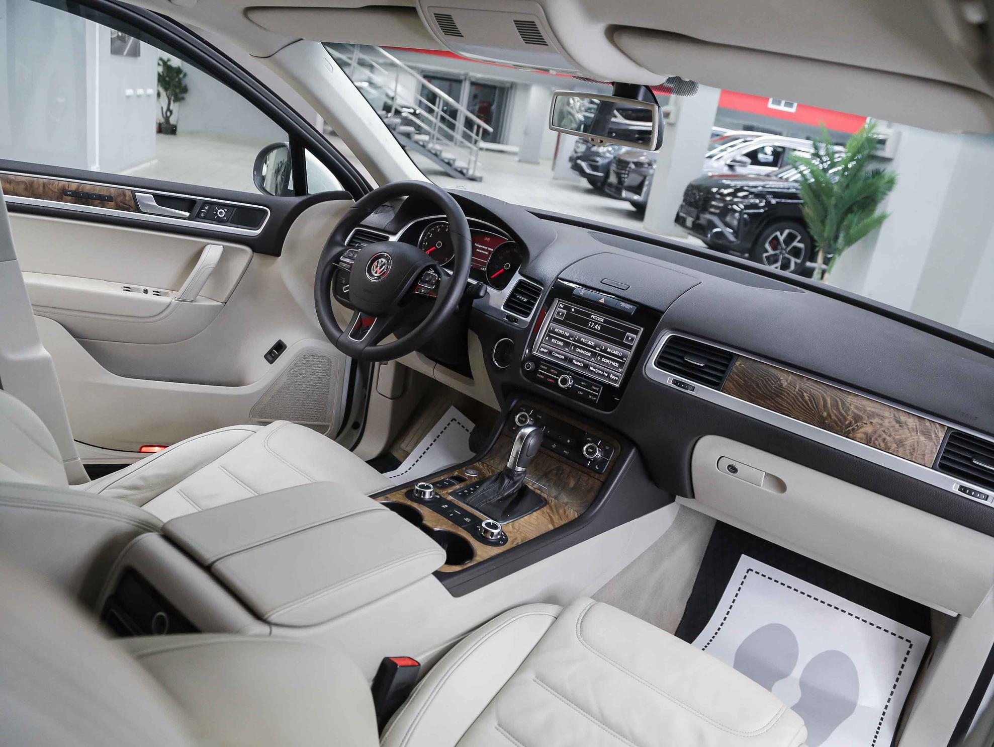 Volkswagen Touareg 2011, белый, ДЦ Орехово