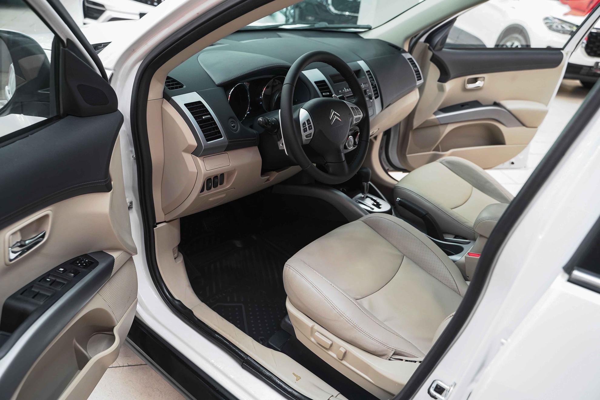 Citroen C-Crosser 2011, белый, ДЦ Орехово