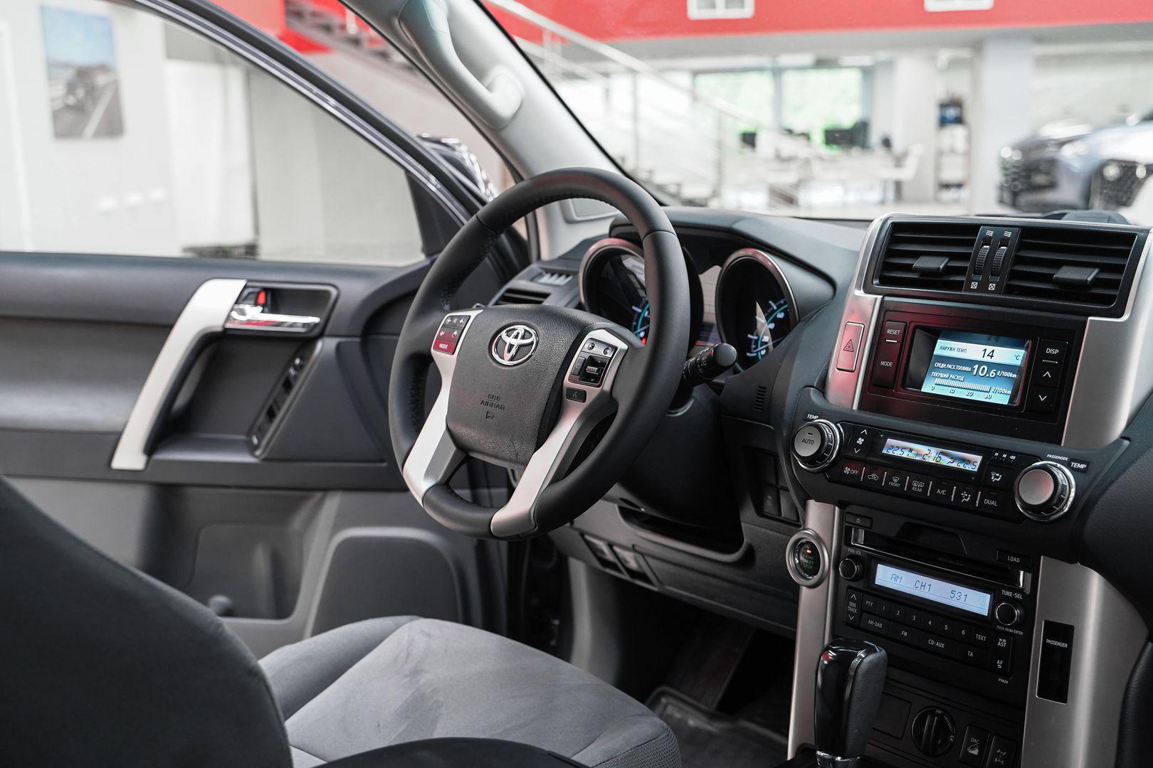 Toyota Land Cruiser Prado 2011, серый, ДЦ Орехово