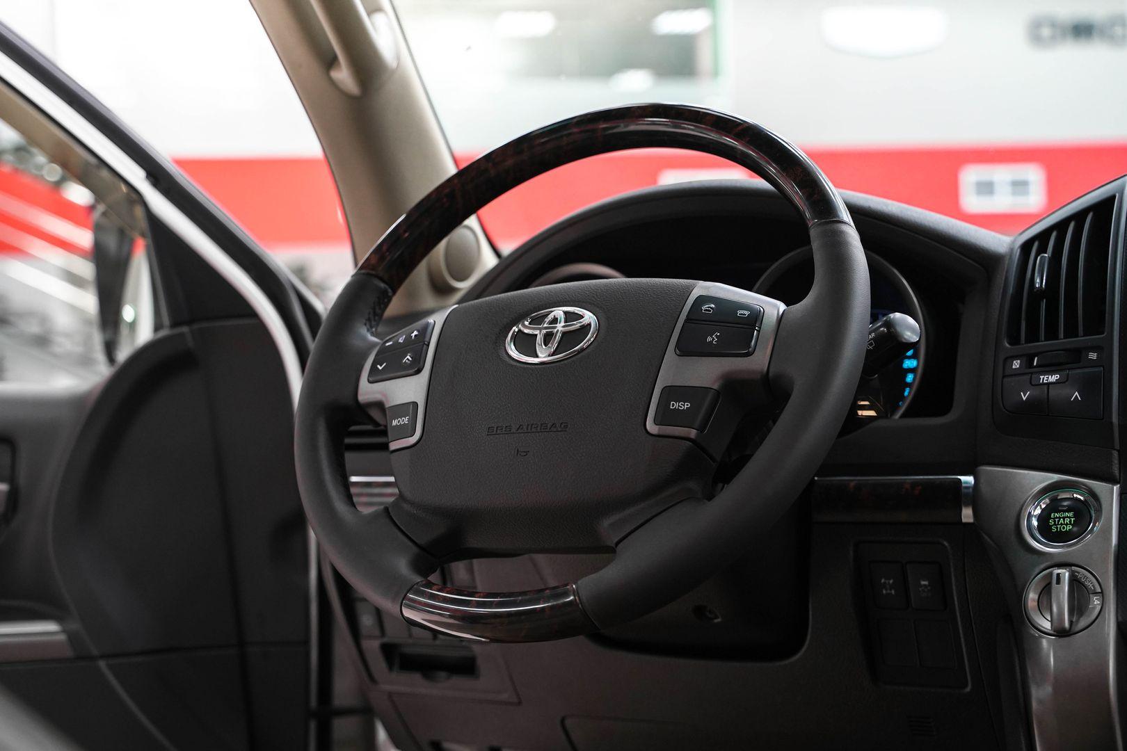Toyota Land Cruiser 2011, белый, ДЦ Орехово