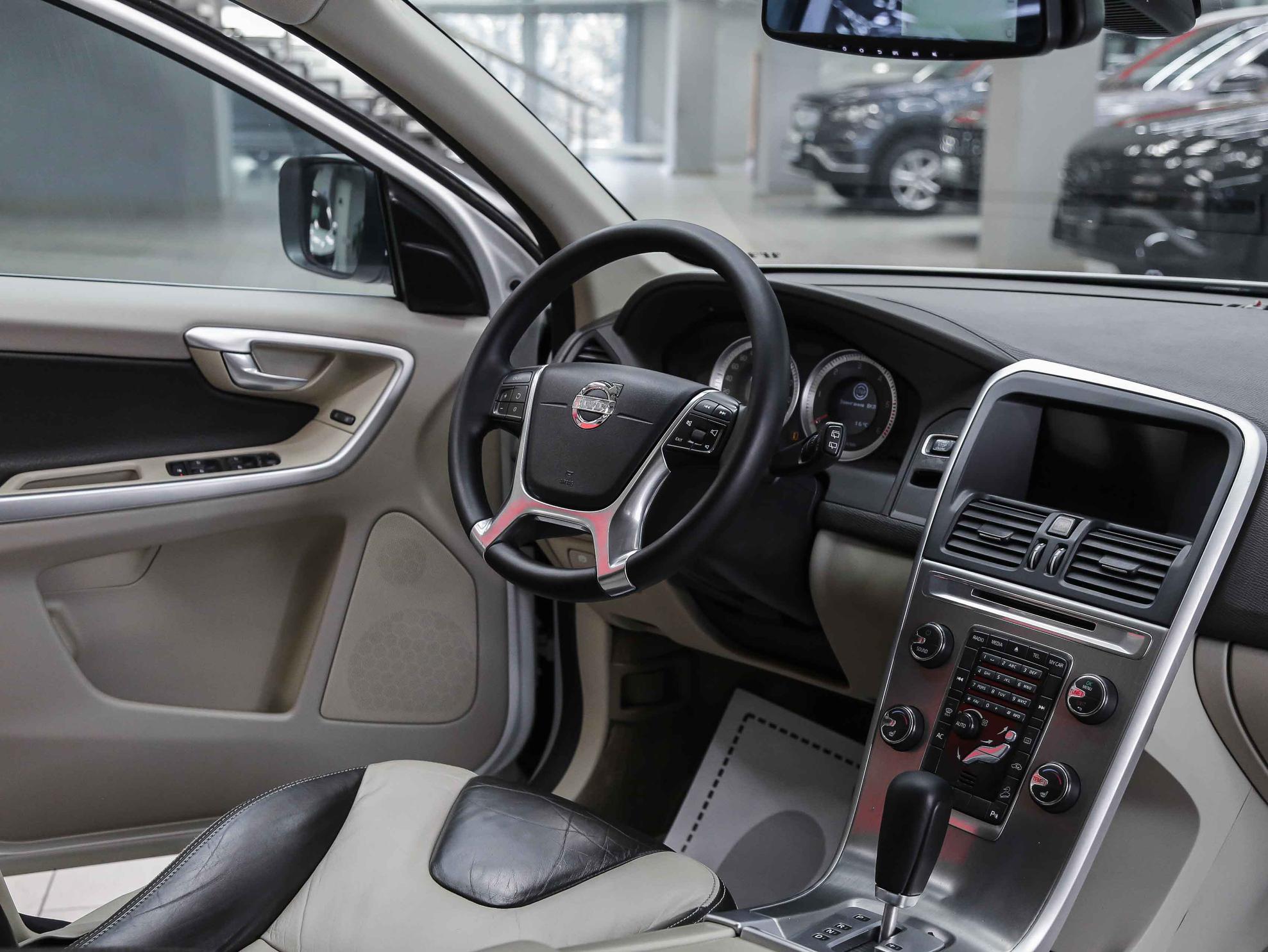 Volvo XC60 2011, белый, ДЦ Орехово