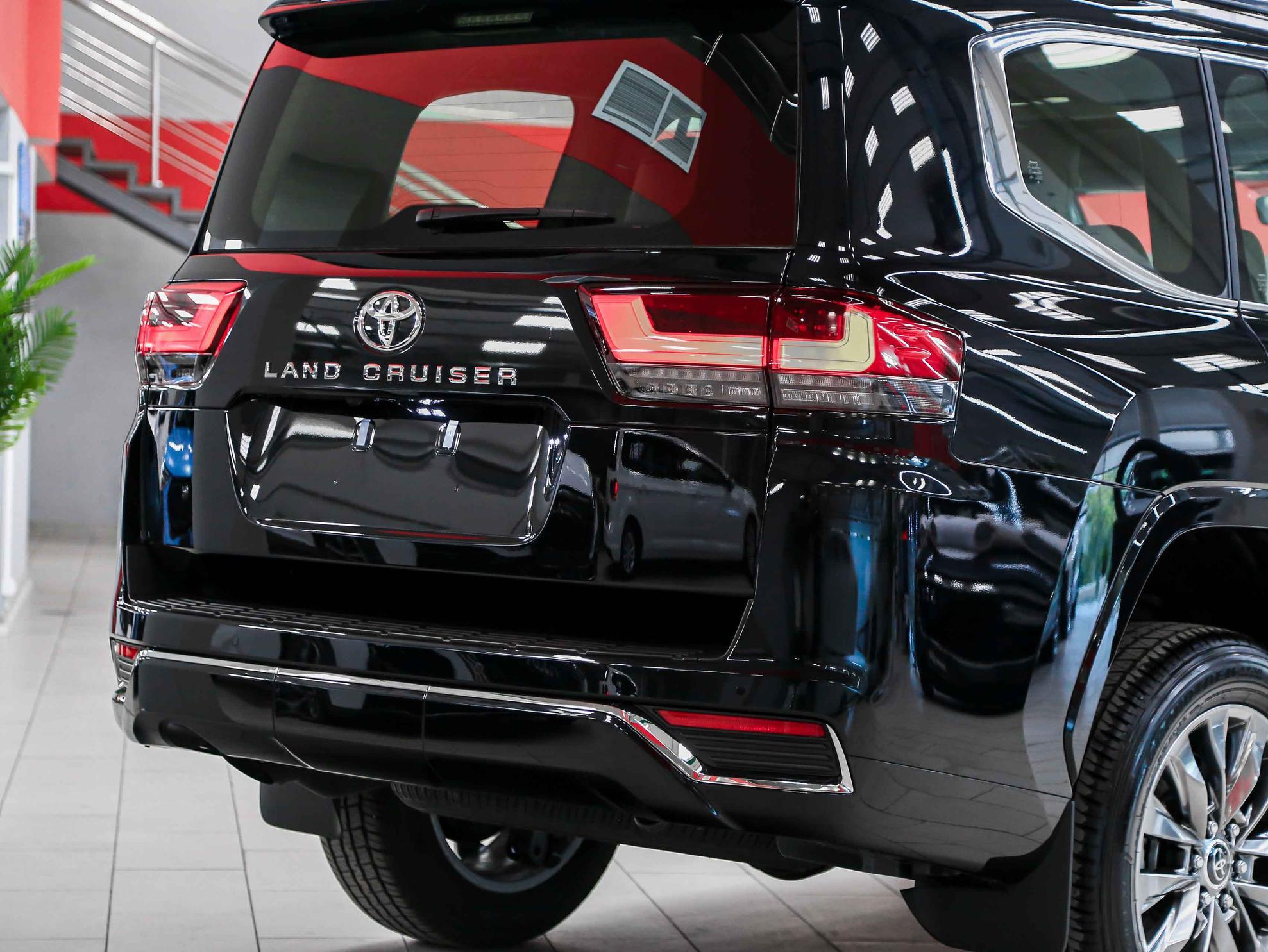 Toyota Land Cruiser 2026, черный, ДЦ Орехово