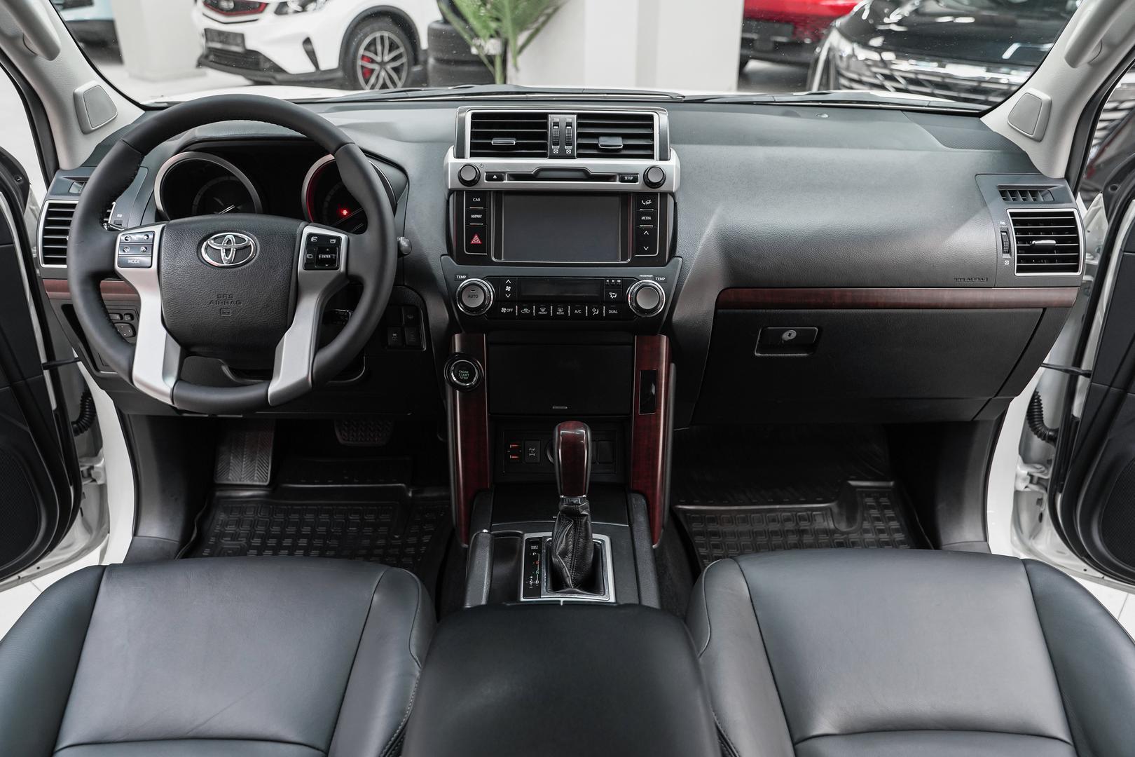Toyota Land Cruiser Prado 2017, белый, ДЦ Орехово