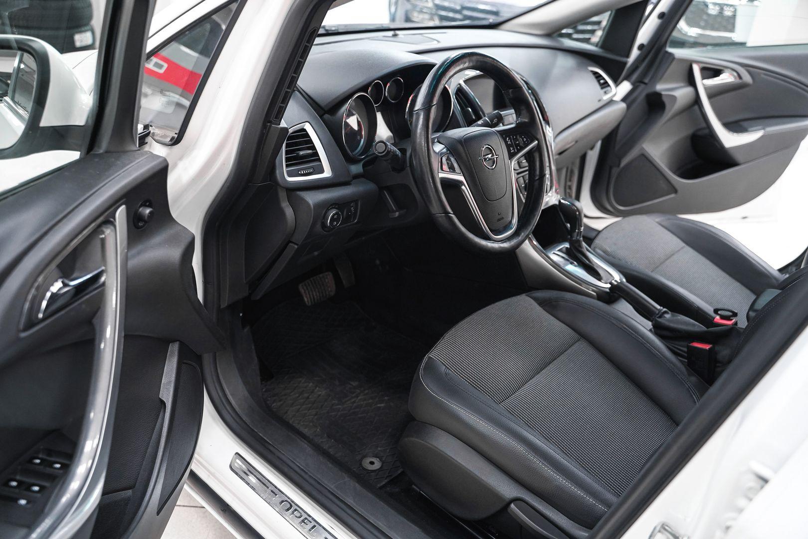 Opel Astra 2013, белый, ДЦ Орехово