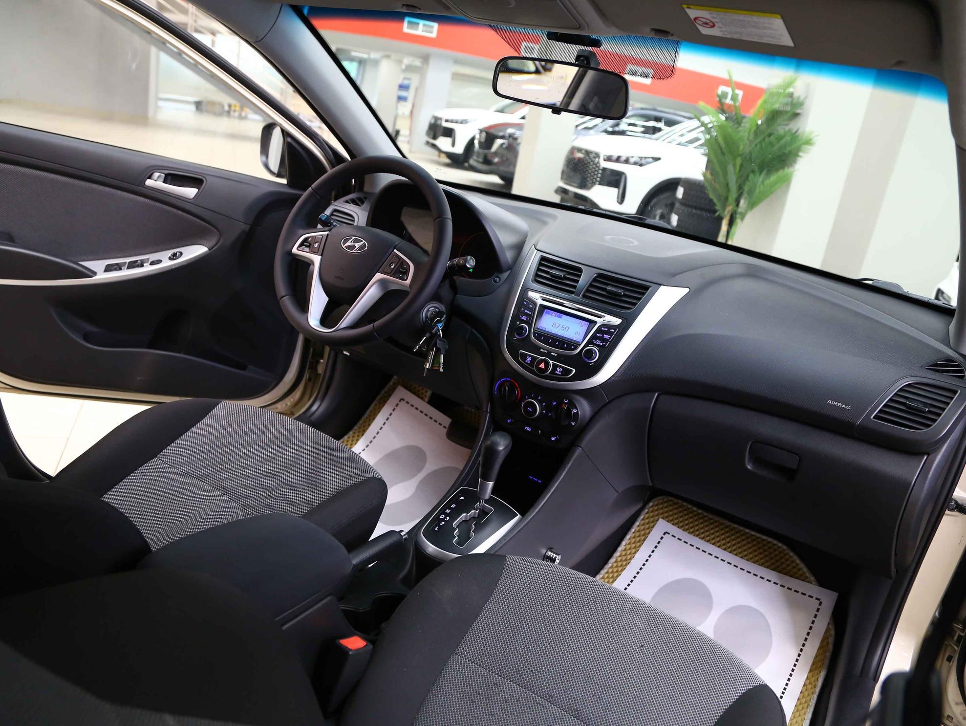 Hyundai Solaris 2013, бежевый, ДЦ Орехово