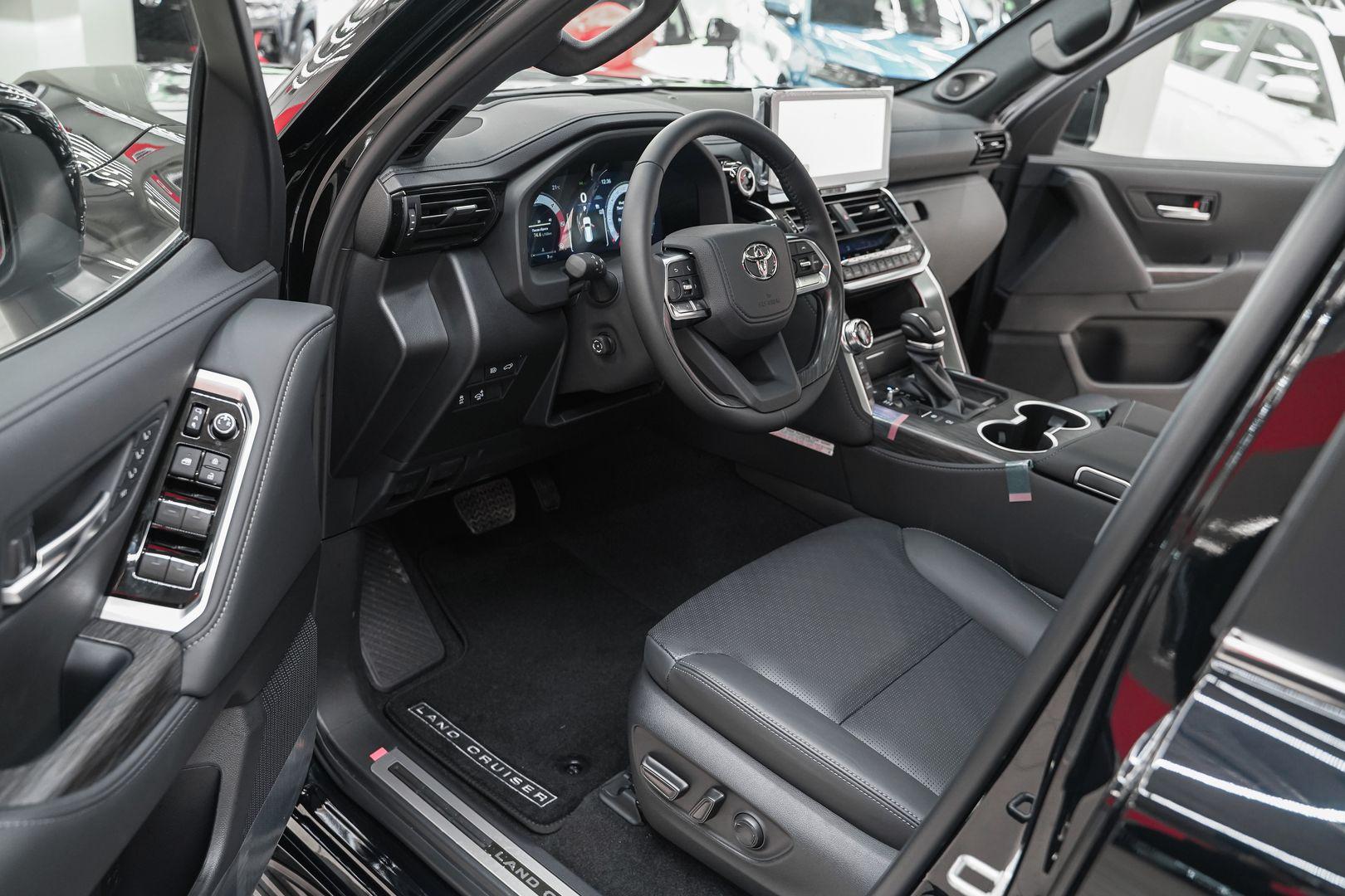 Toyota Land Cruiser 2024, черный, ДЦ Орехово