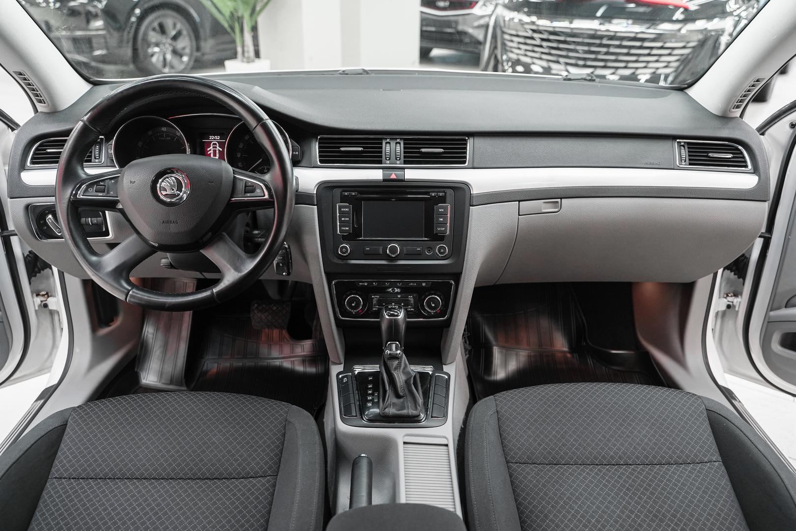 Skoda Superb 2014, белый, ДЦ Орехово