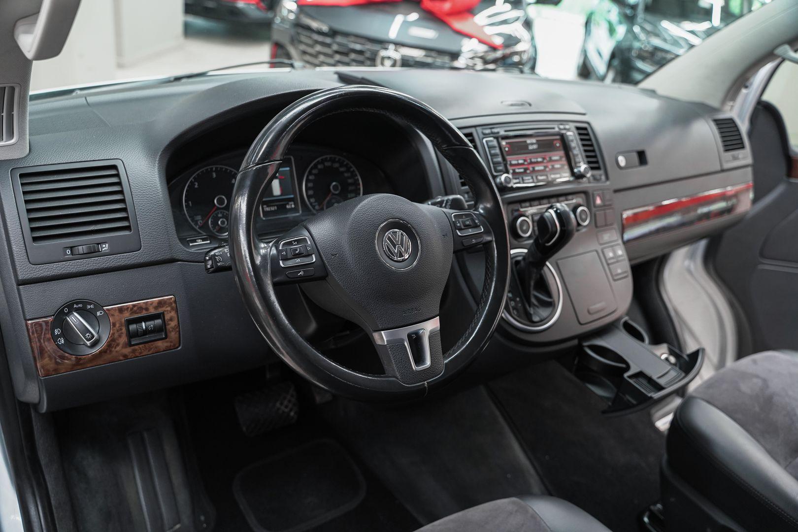 Volkswagen Multivan 2012, серебряный, ДЦ Орехово