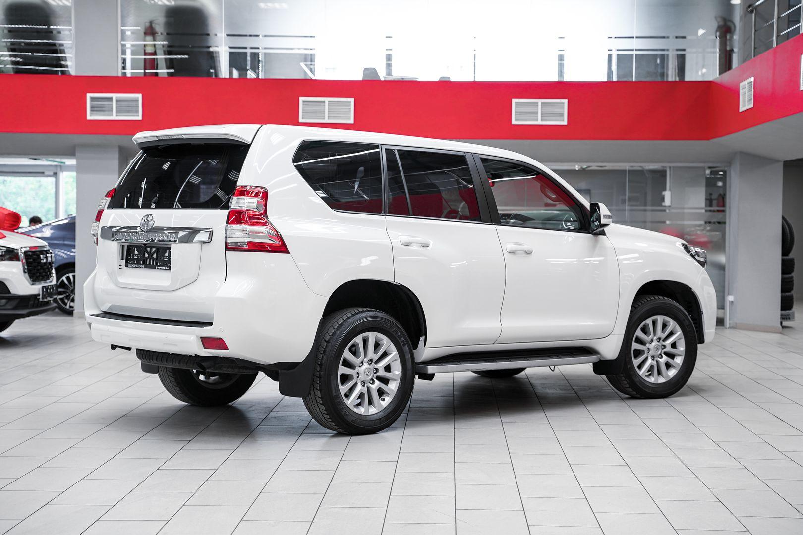 Toyota Land Cruiser Prado 2015, белый, ДЦ Орехово