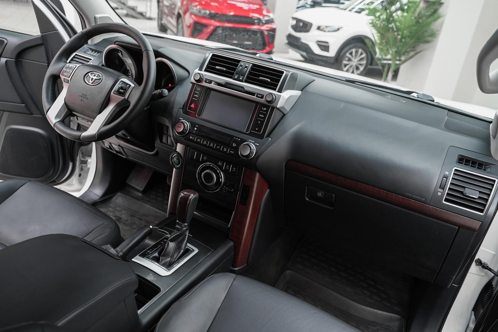 Toyota Land Cruiser Prado 2014, белый, ДЦ Орехово