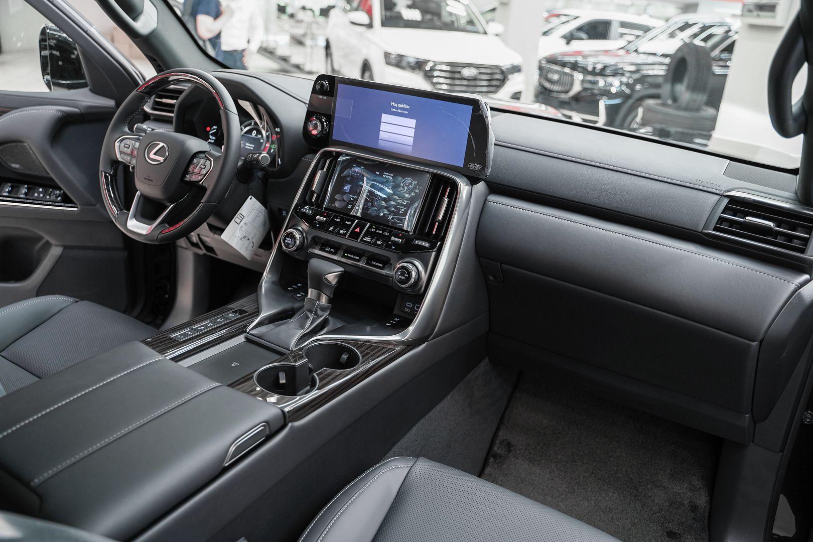 Lexus LX 2024, черный, ДЦ Орехово