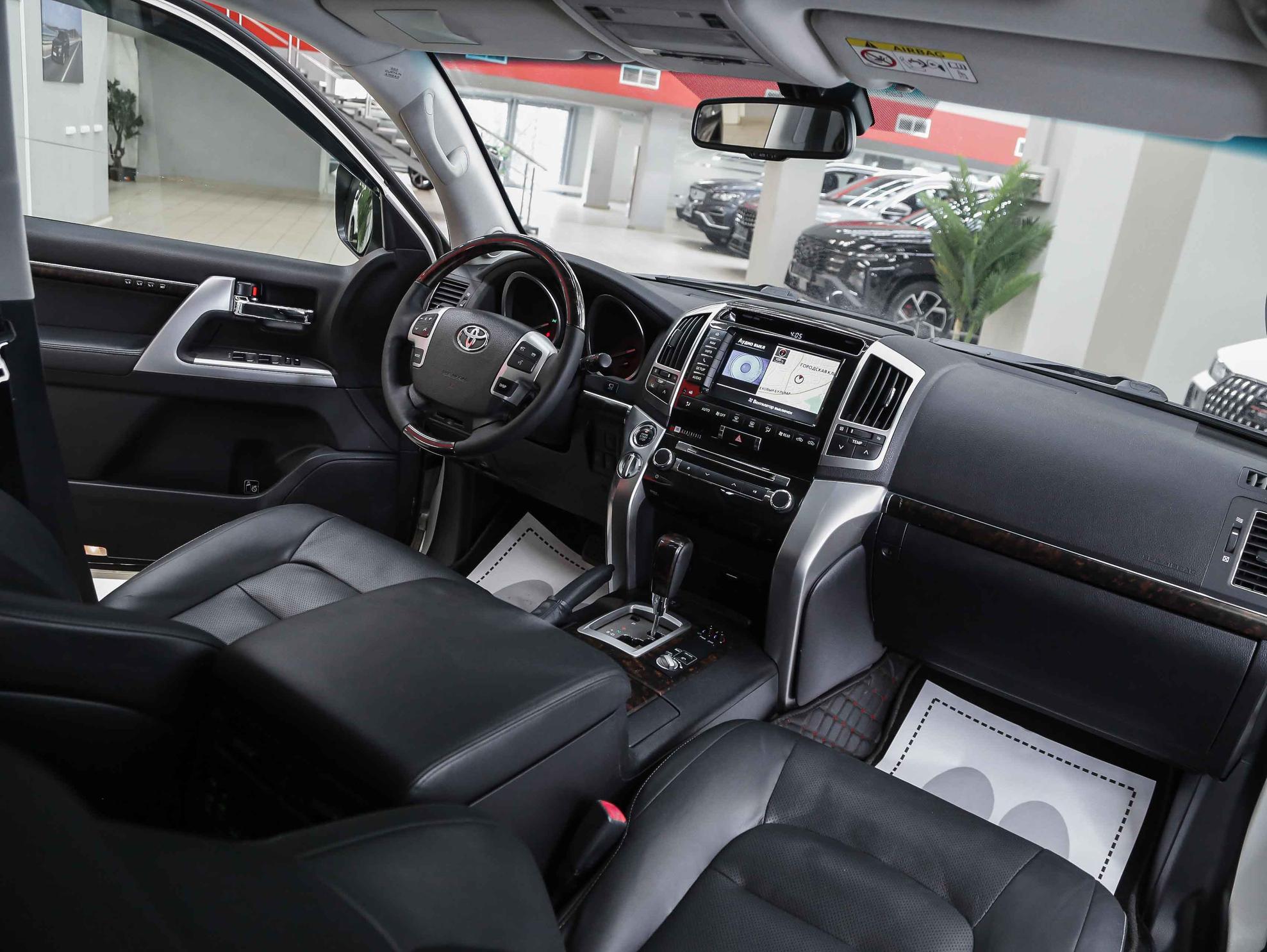 Toyota Land Cruiser 2013, белый, ДЦ Орехово