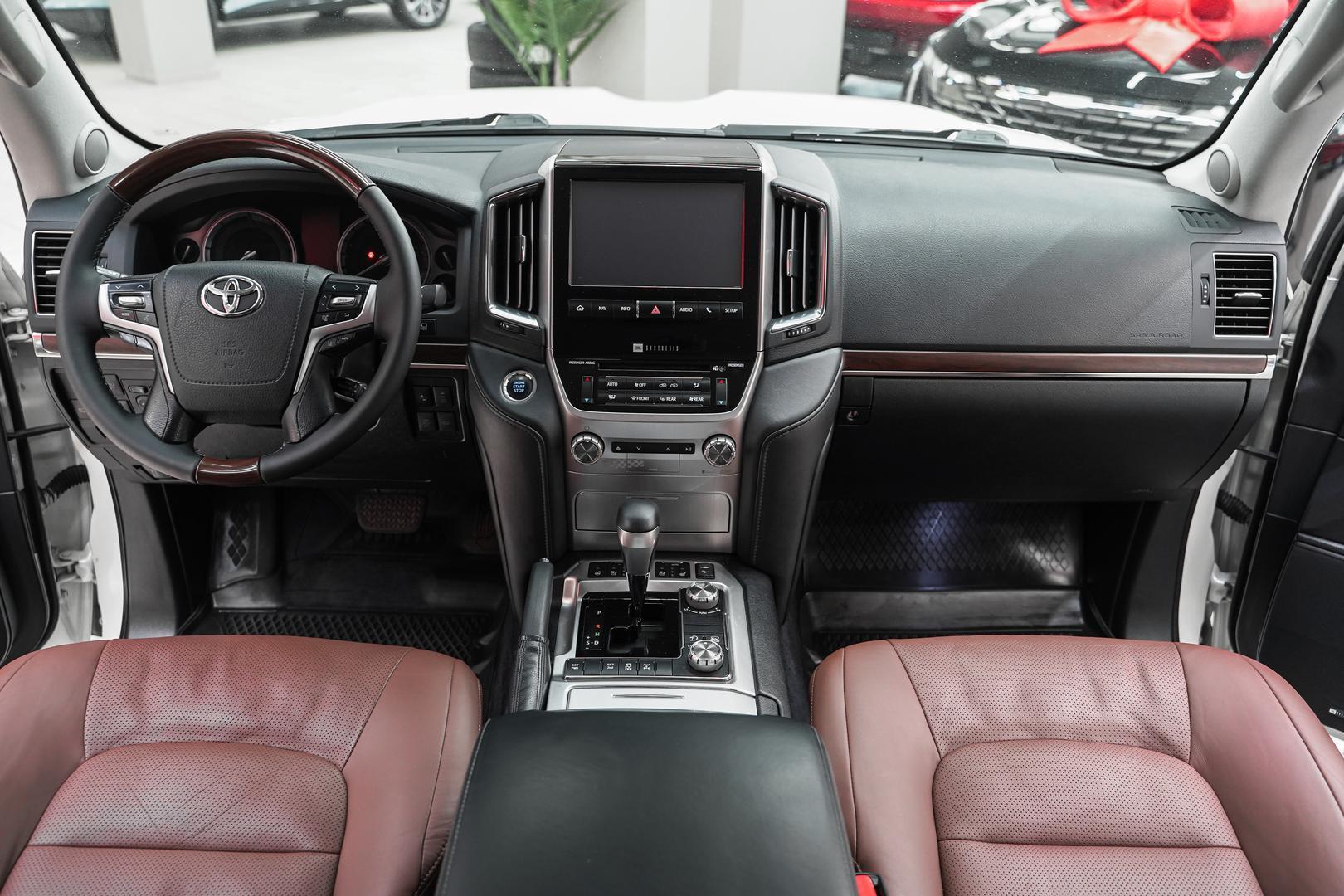 Toyota Land Cruiser 2016, белый, ДЦ Орехово