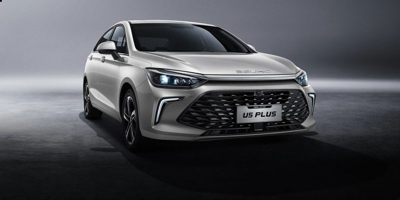 BAIC U5 Plus, белый цвет кузова, вид спереди сбоку
