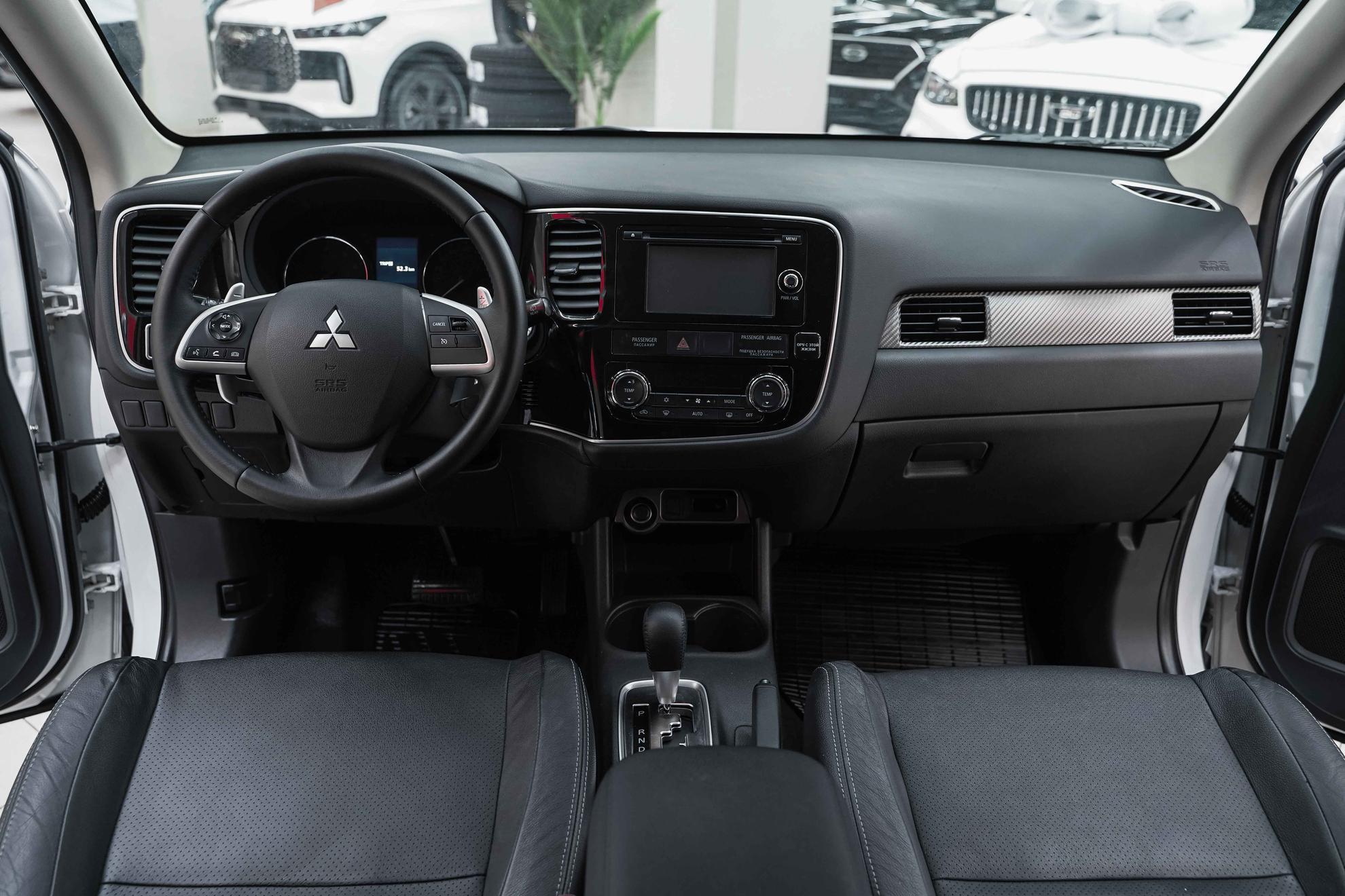 Mitsubishi Outlander 2014, белый, ДЦ Орехово