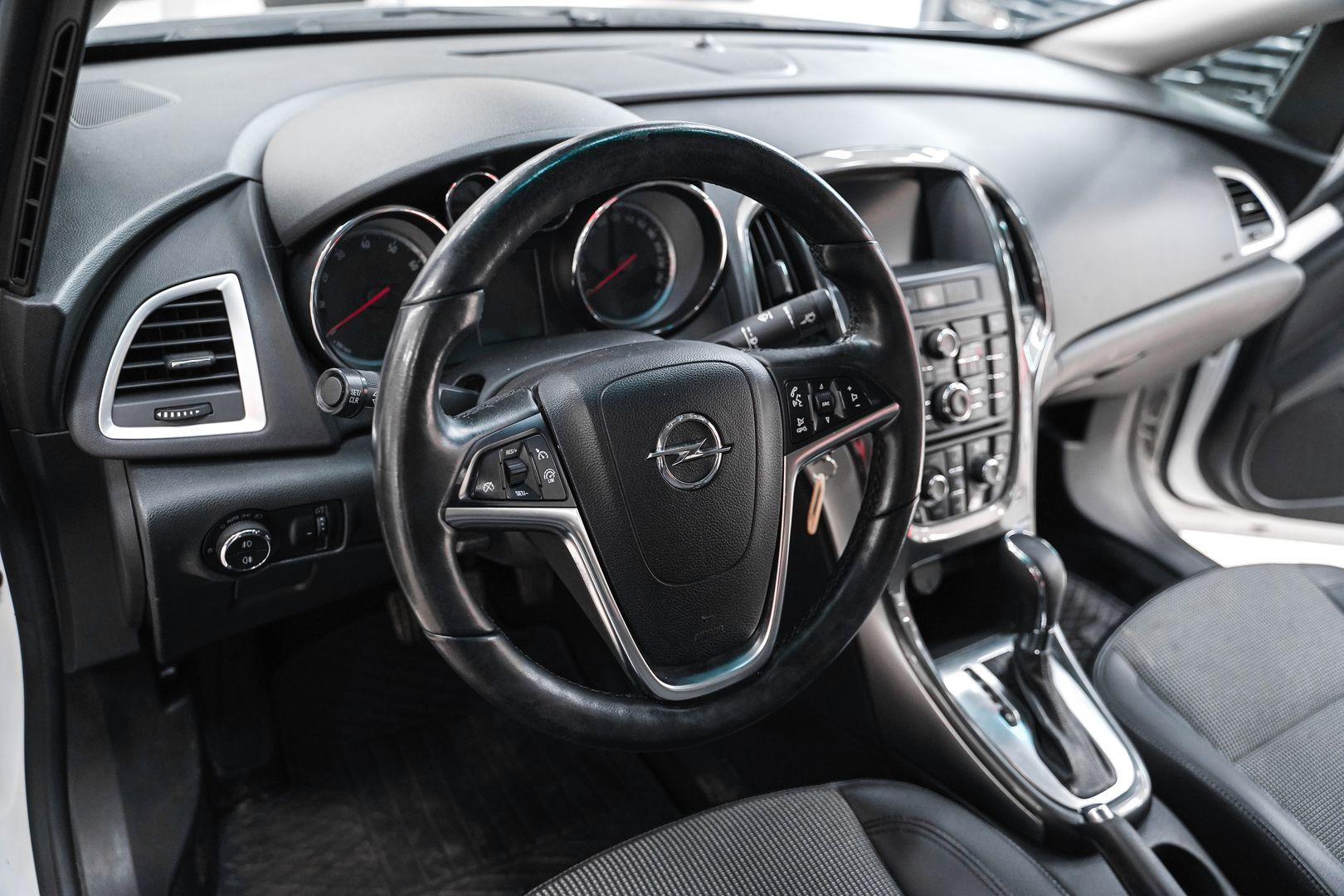 Opel Astra 2013, белый, ДЦ Орехово