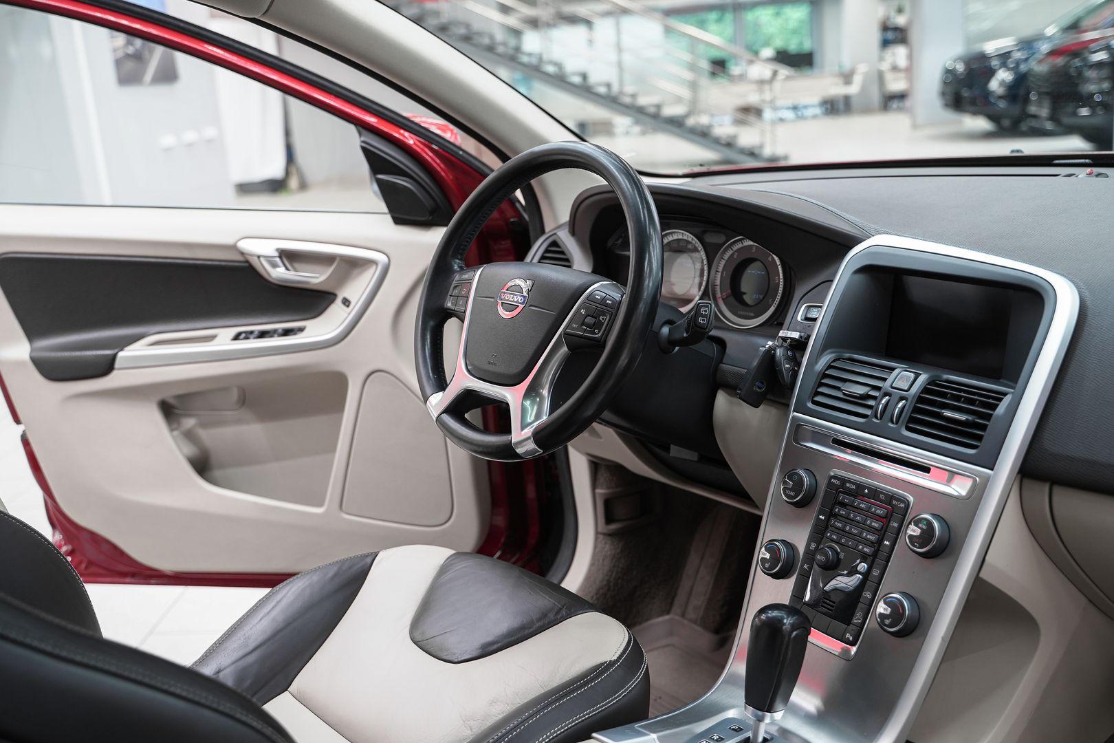 Volvo XC60 2011, красный, ДЦ Орехово