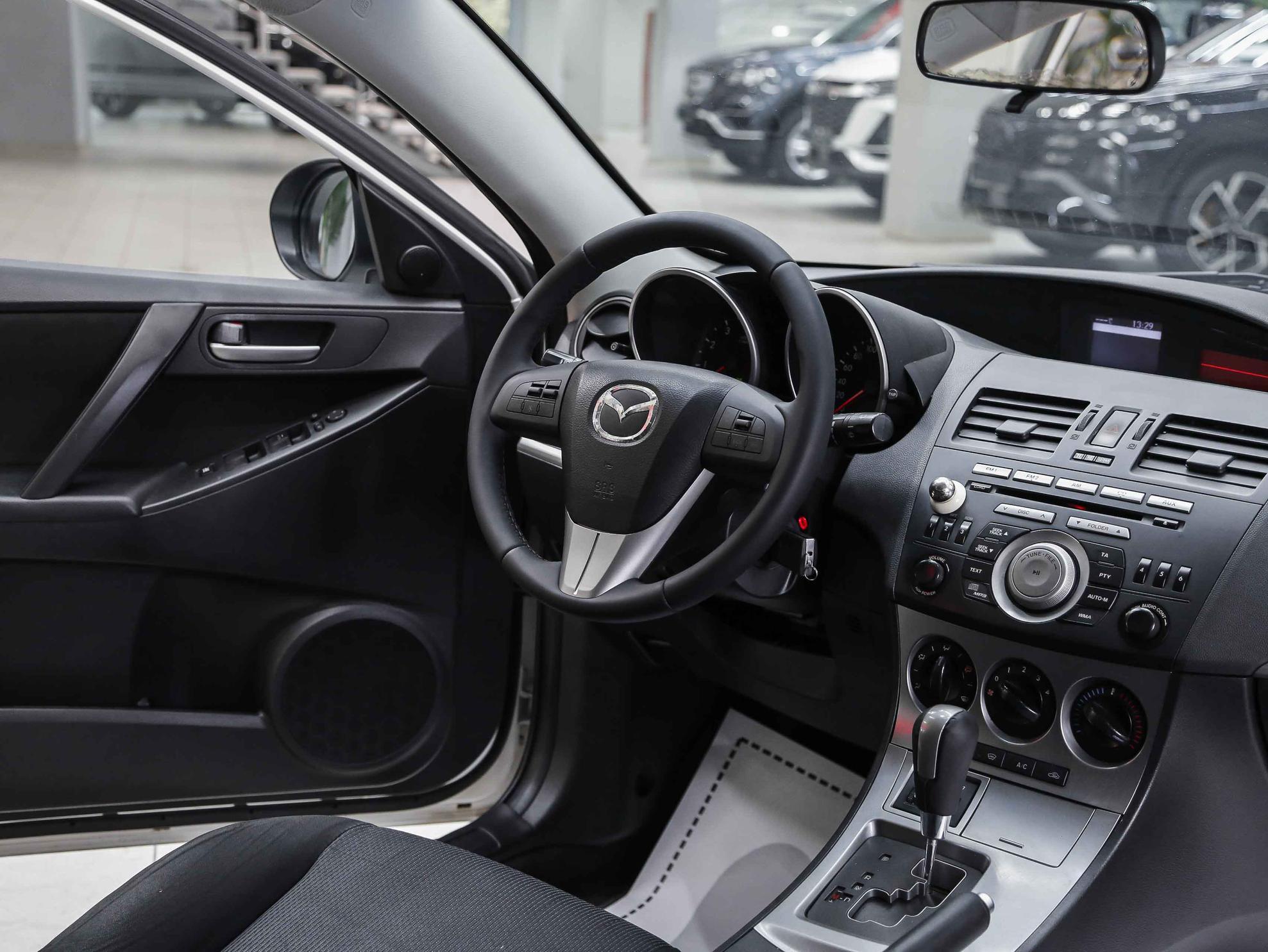 Mazda 3 2010, белый, ДЦ Орехово