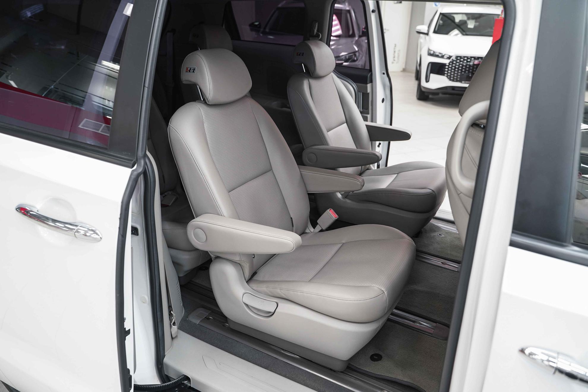 Kia Carnival 2019, белый, ДЦ Орехово