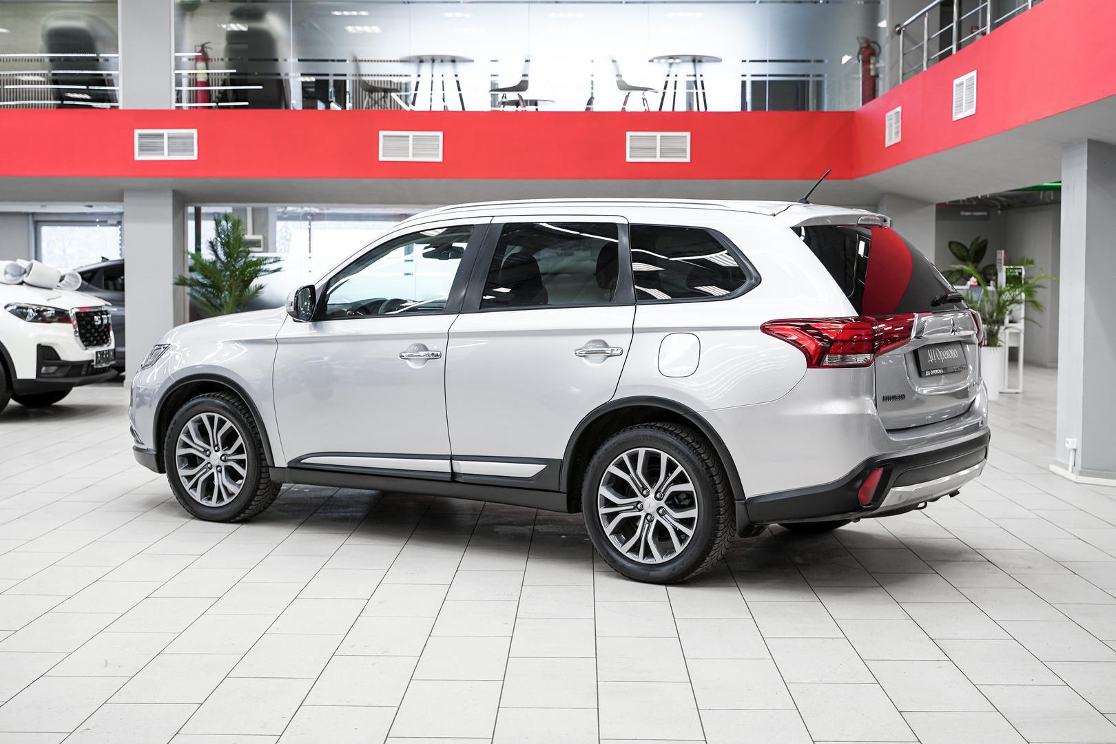 Mitsubishi Outlander 2015, серебряный, ДЦ Орехово