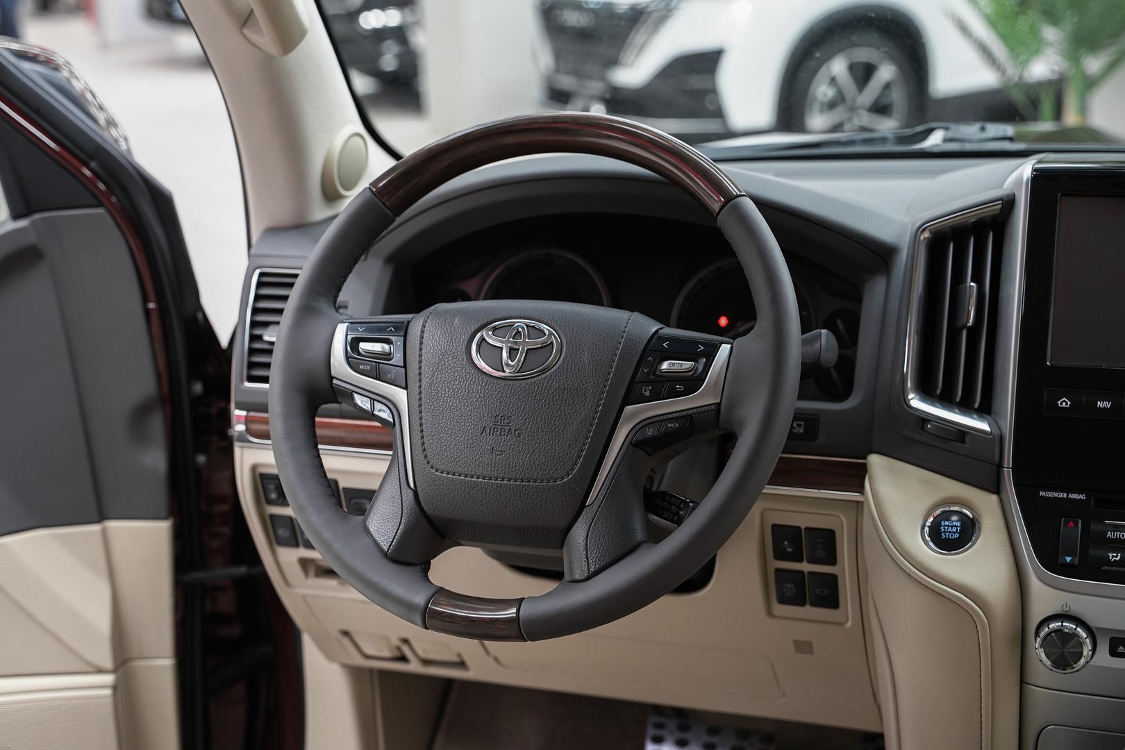 Toyota Land Cruiser 2015, коричневый, ДЦ Орехово