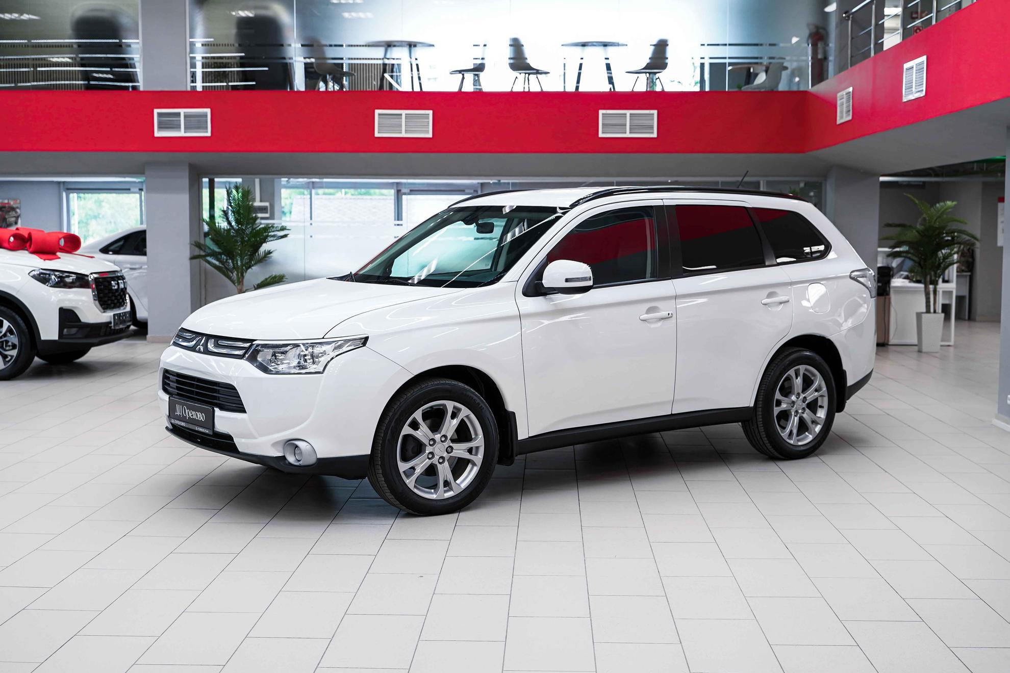 Mitsubishi Outlander 2014, белый, ДЦ Орехово