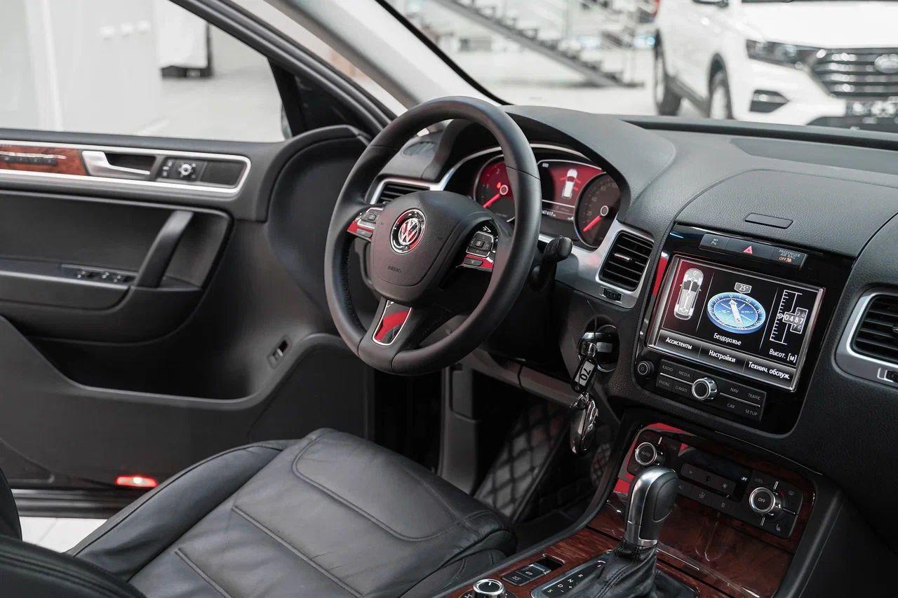 Volkswagen Touareg 2011, черный, ДЦ Орехово