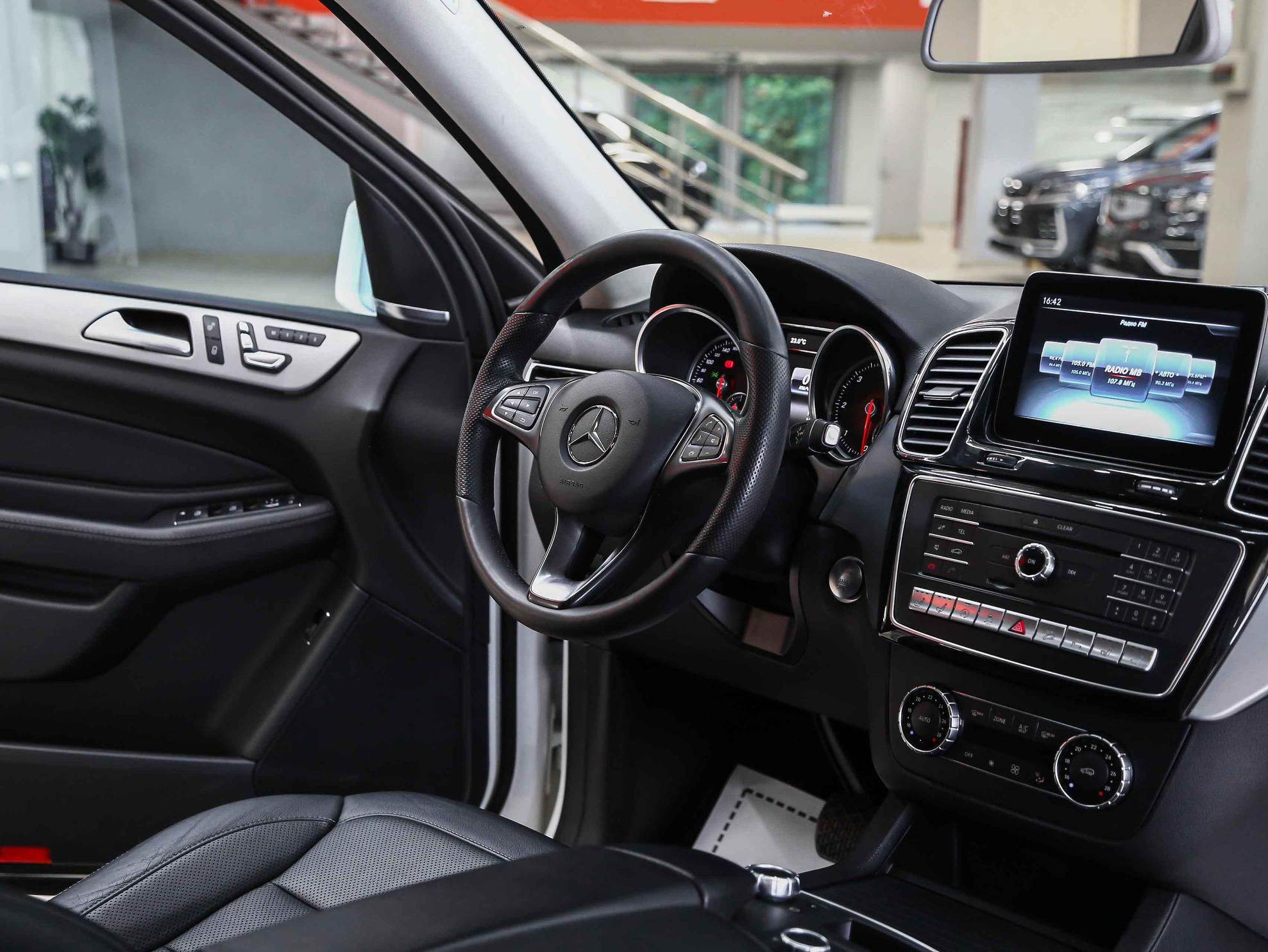 Mercedes-Benz GLE 2016, белый, ДЦ Орехово