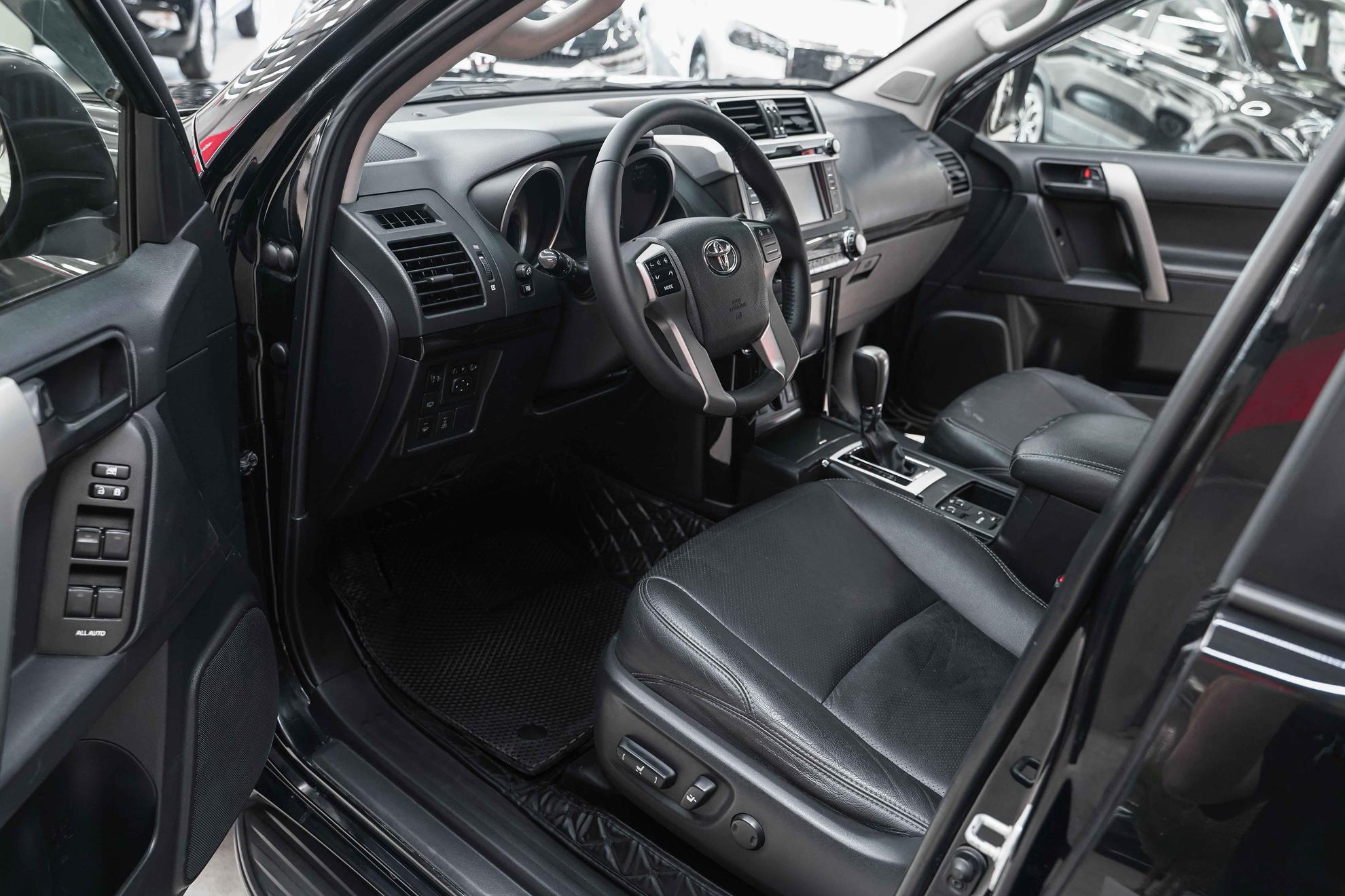 Toyota Land Cruiser Prado 2013, черный, ДЦ Орехово