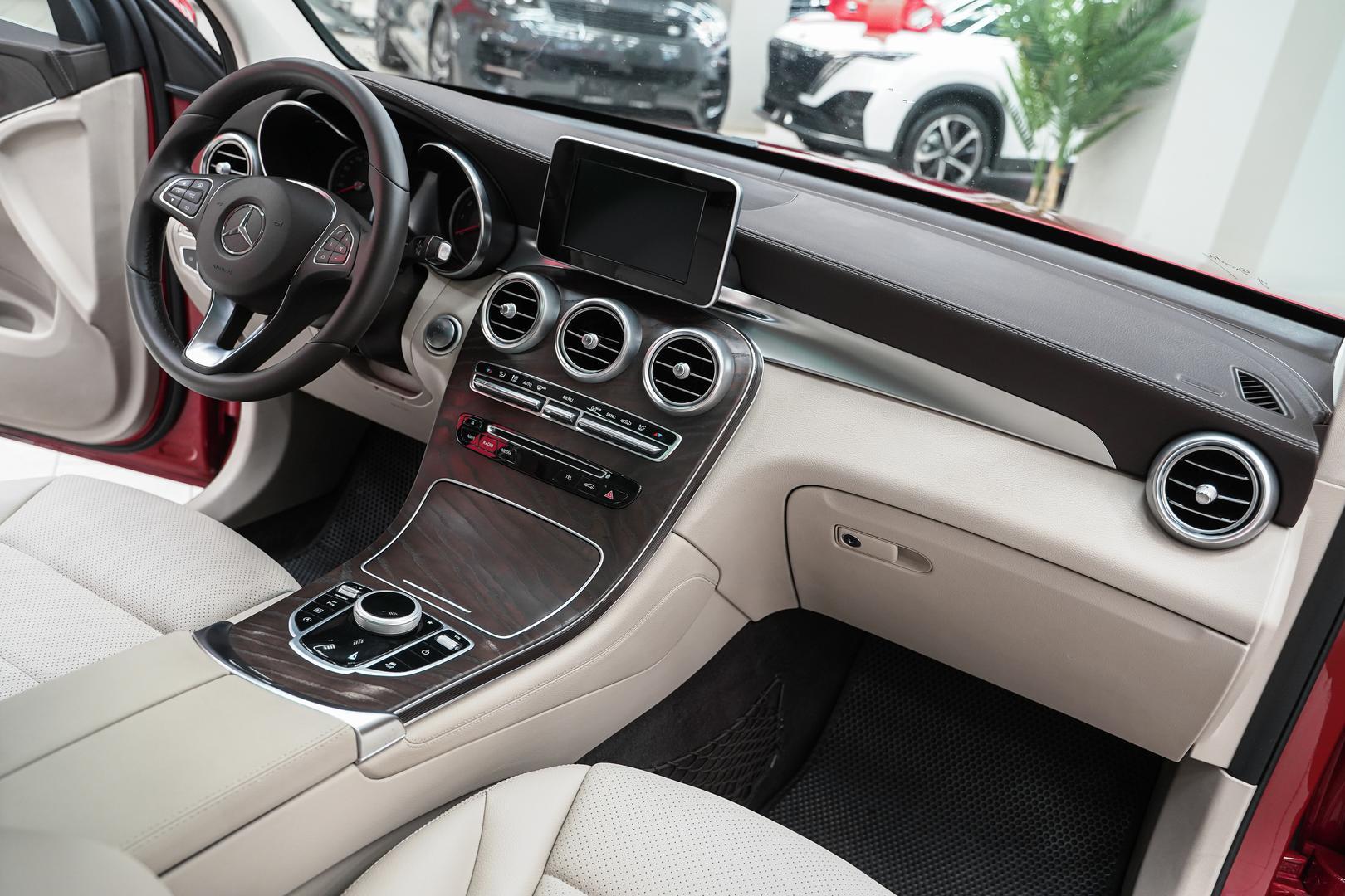 Mercedes-Benz GLC 2017, красный, ДЦ Орехово