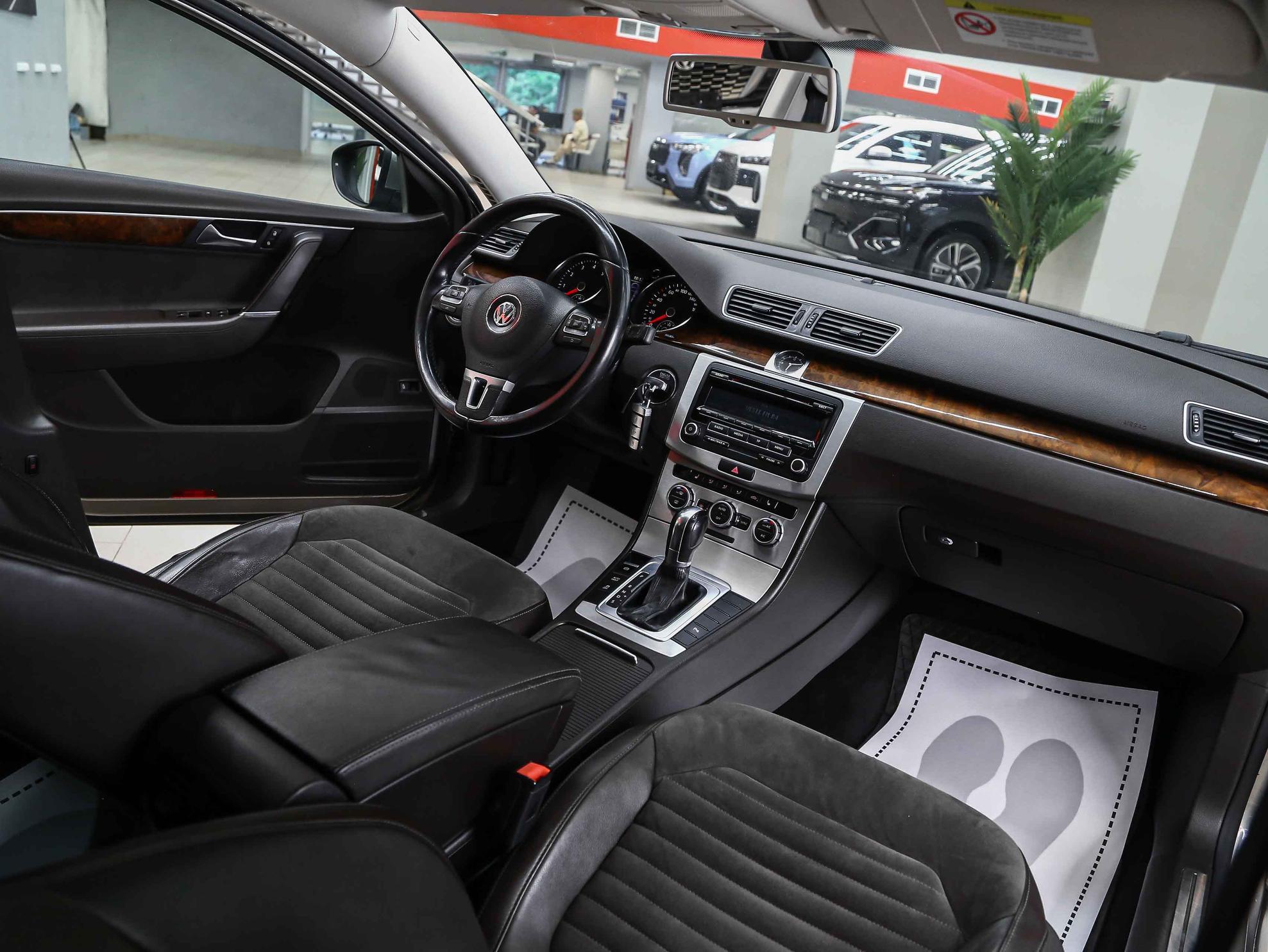 Volkswagen Passat 2012, бежевый, ДЦ Орехово