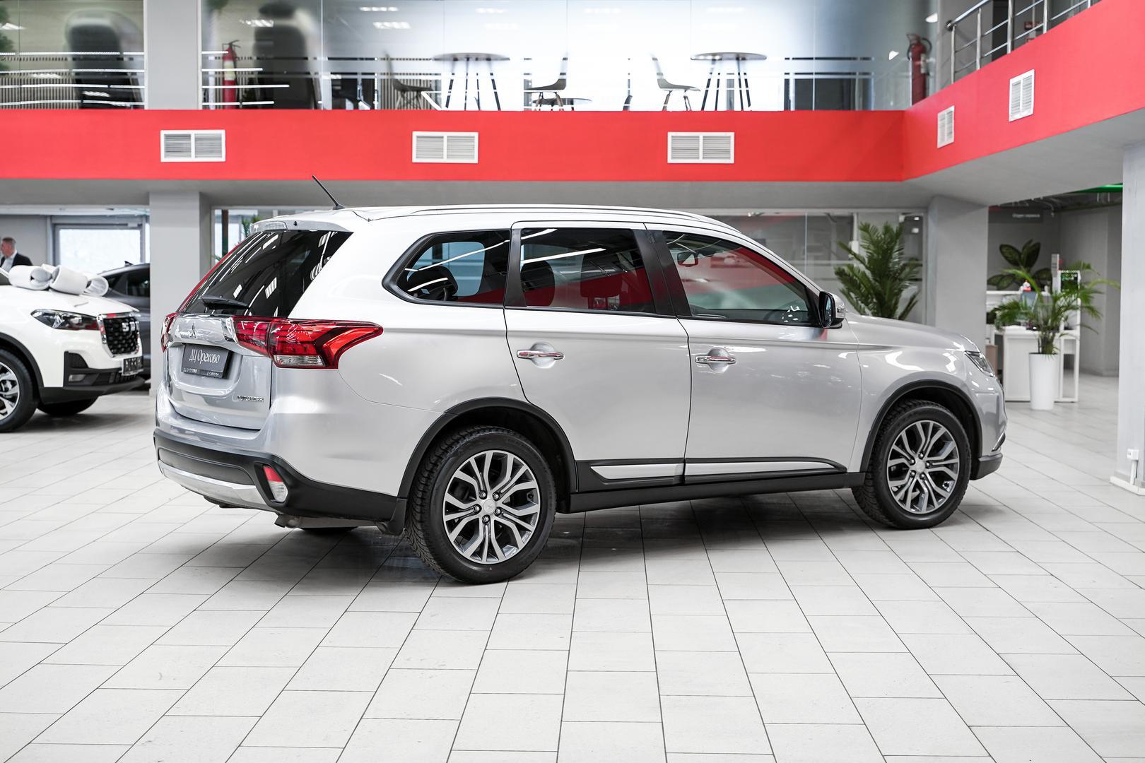 Mitsubishi Outlander 2015, серебряный, ДЦ Орехово