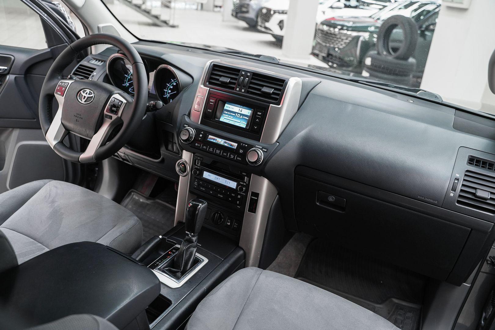 Toyota Land Cruiser Prado 2011, серый, ДЦ Орехово