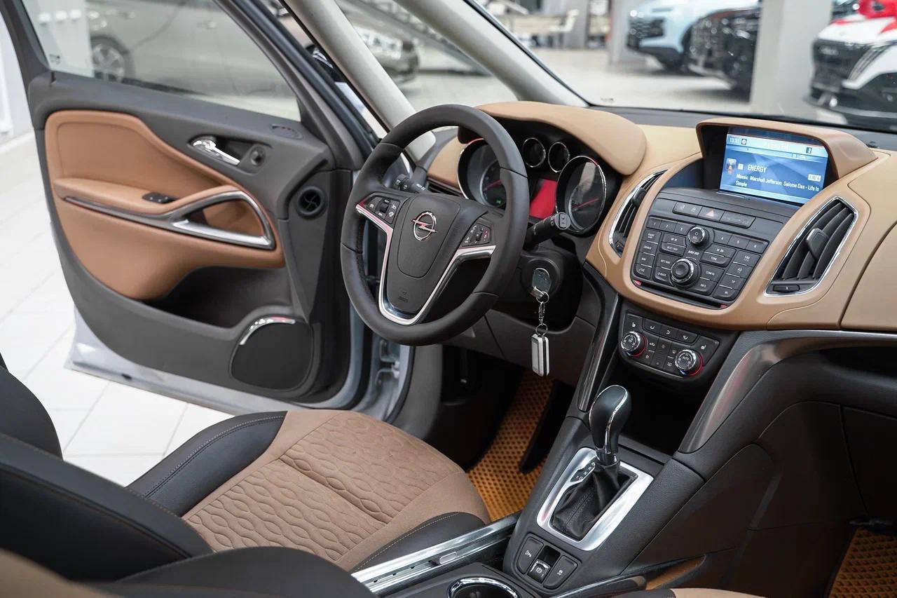 Opel Zafira 2013, белый, ДЦ Орехово