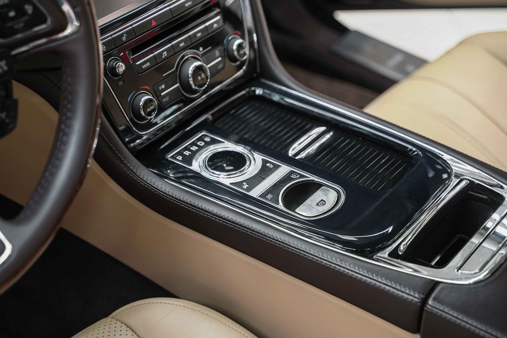 Jaguar XJ 2011, коричневый, ДЦ Орехово