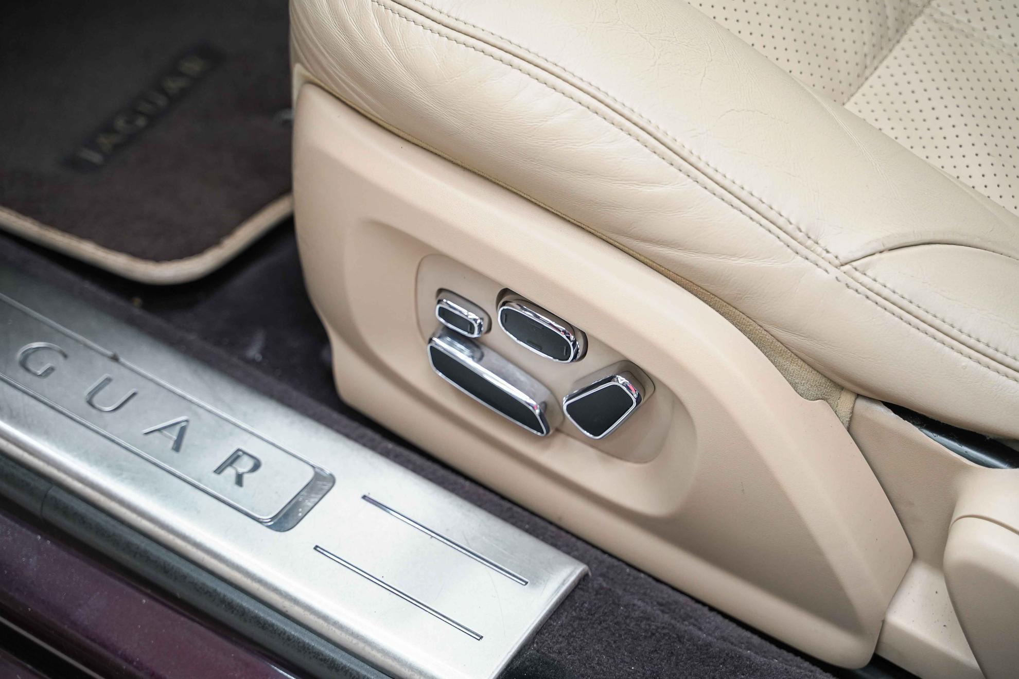 Jaguar XJ 2011, коричневый, ДЦ Орехово
