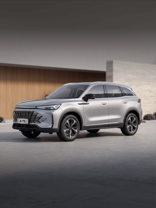 BAIC X75, серебристый цвет кузова, вид спереди сбоку