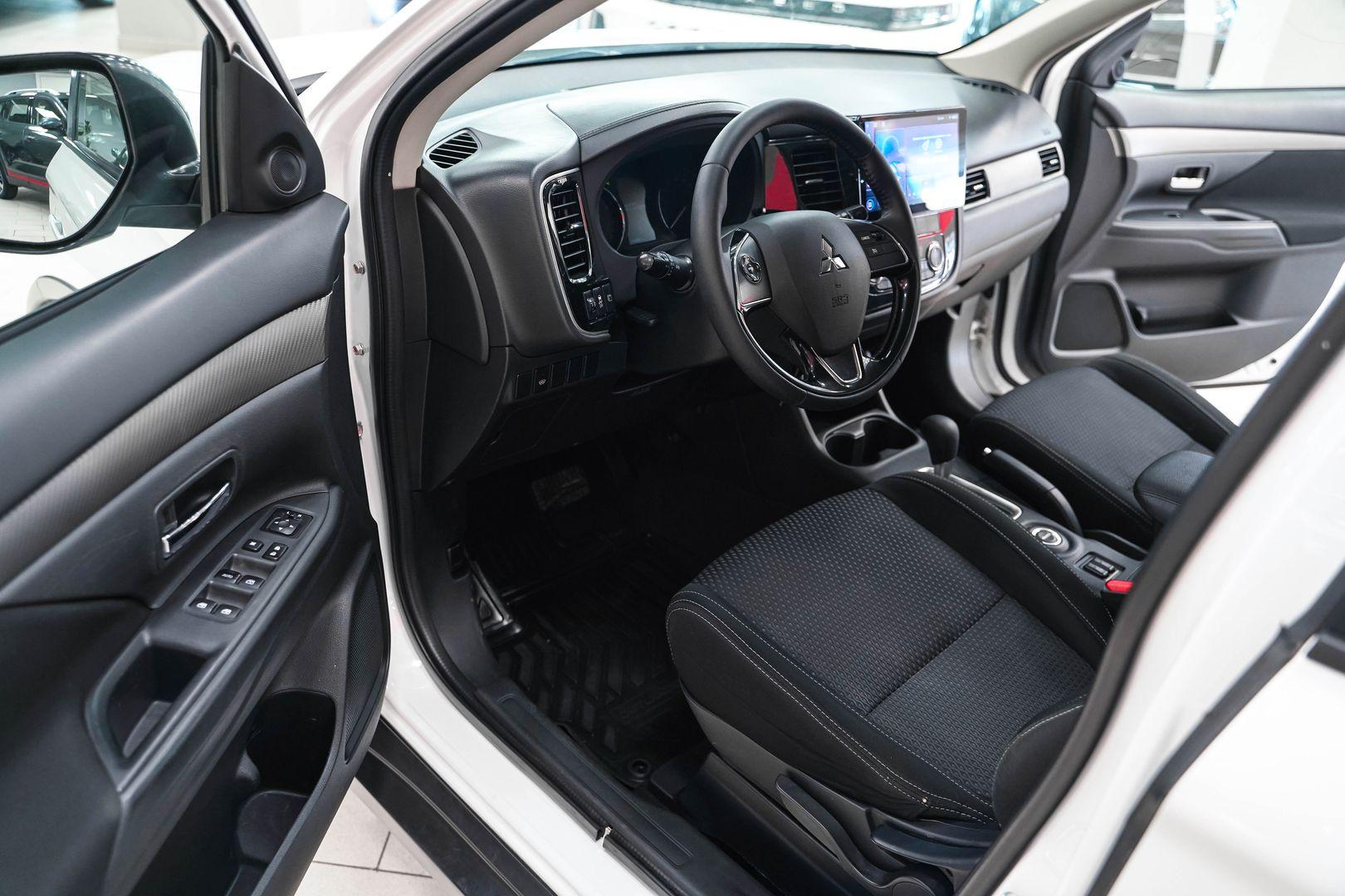 Mitsubishi Outlander 2016, белый, ДЦ Орехово