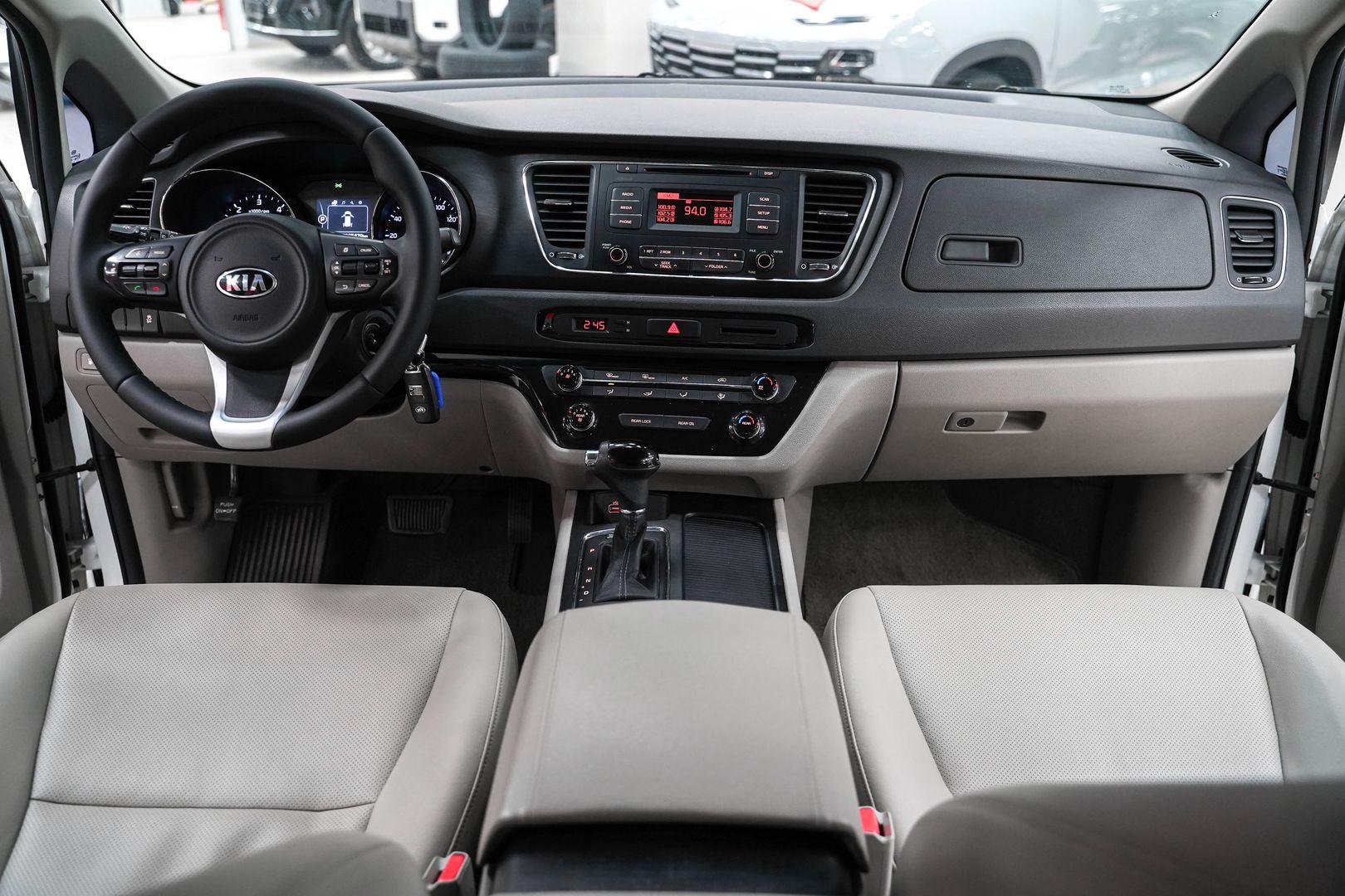 Kia Carnival 2016, белый, ДЦ Орехово