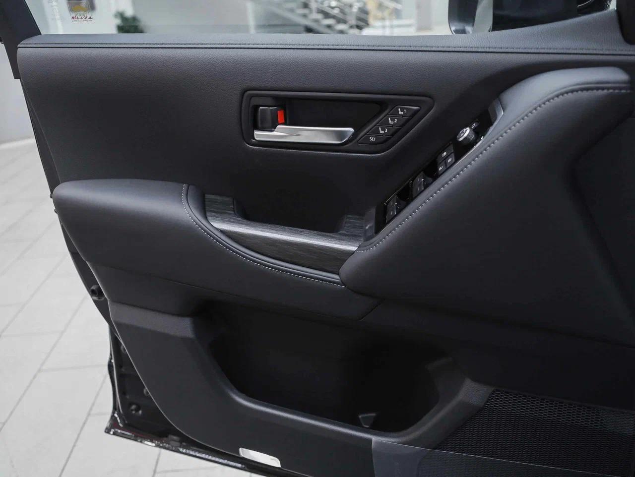 Toyota Land Cruiser 2026, черный, ДЦ Орехово