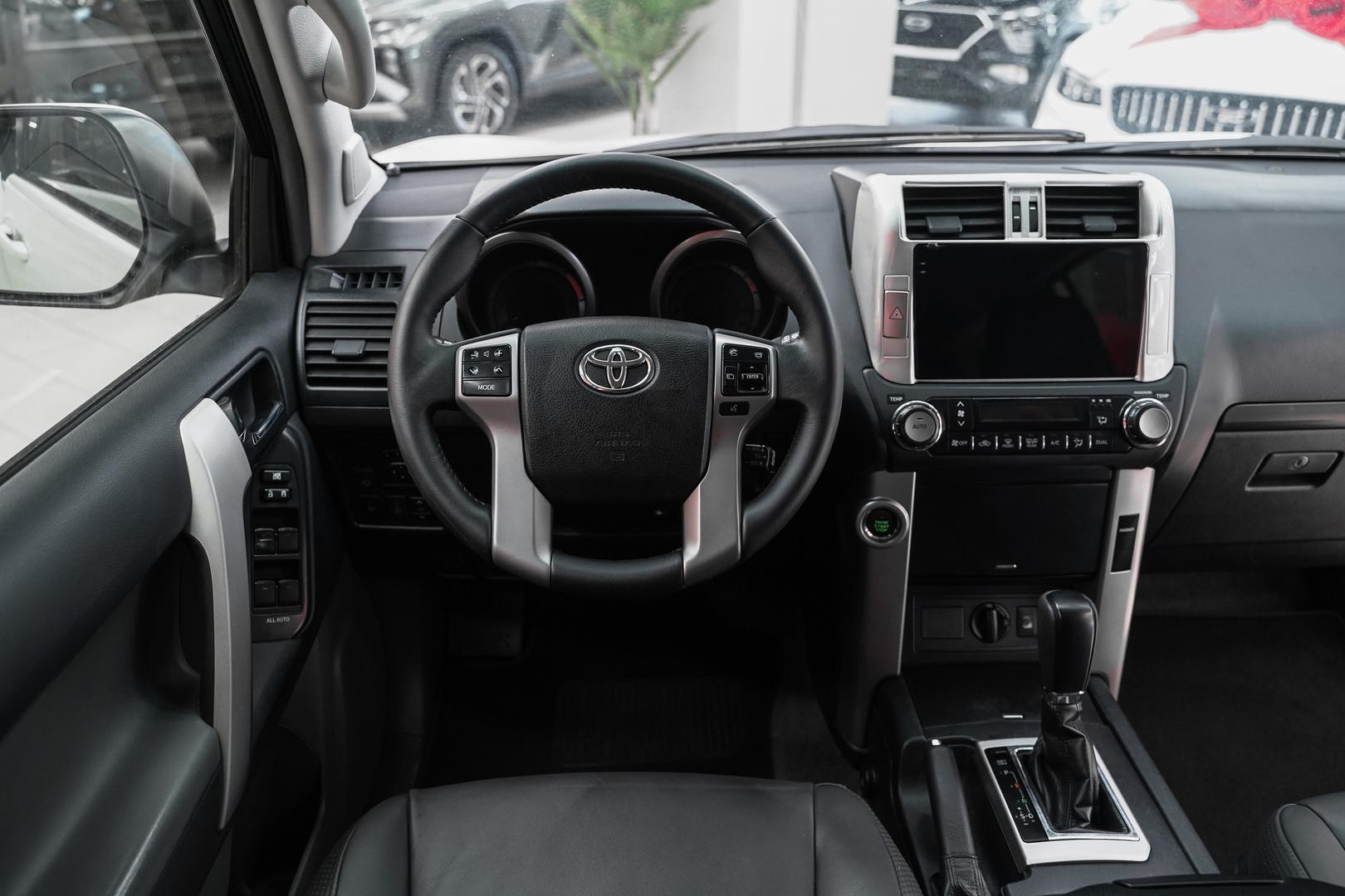Toyota Land Cruiser Prado 2012, белый, ДЦ Орехово