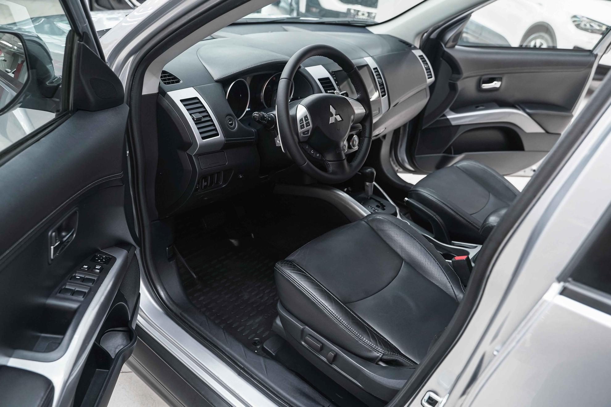 Mitsubishi Outlander 2010, серебряный, ДЦ Орехово