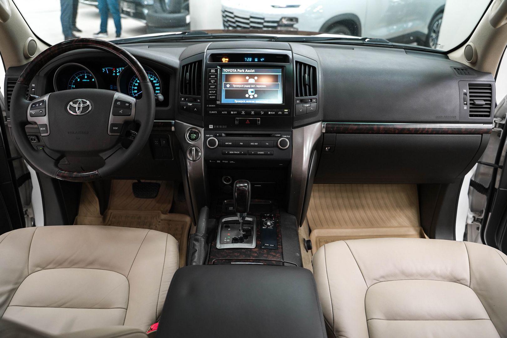 Toyota Land Cruiser 2011, белый, ДЦ Орехово