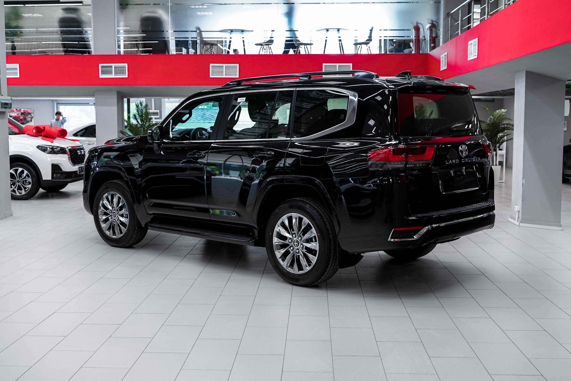 Toyota Land Cruiser 2026, черный, ДЦ Орехово