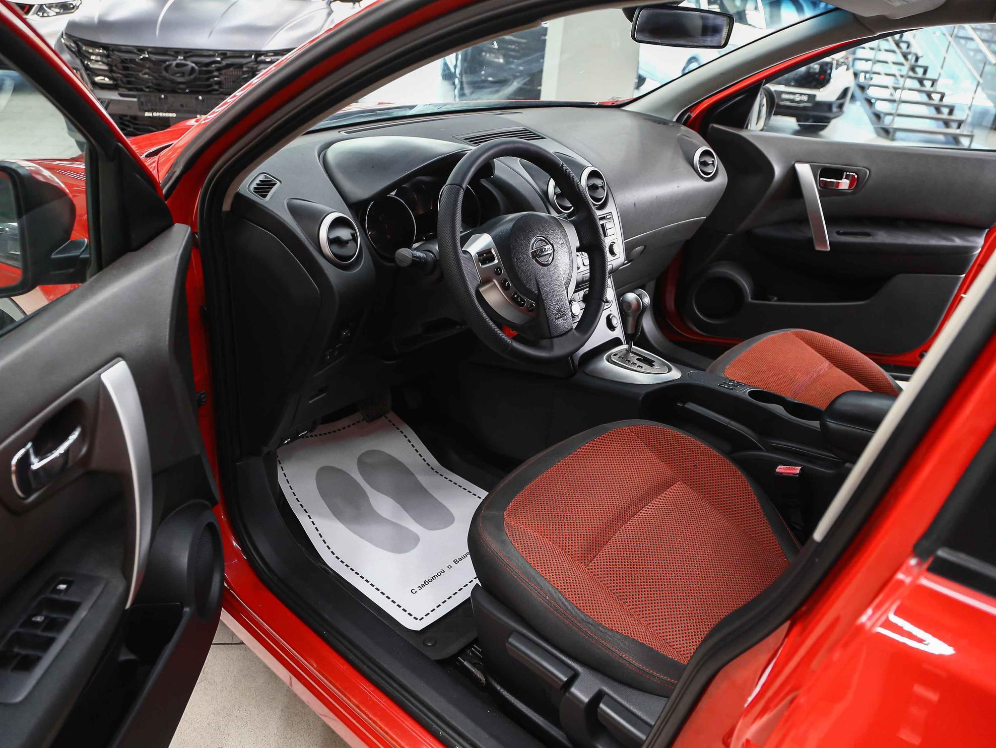 Nissan Qashqai 2008, красный, ДЦ Орехово