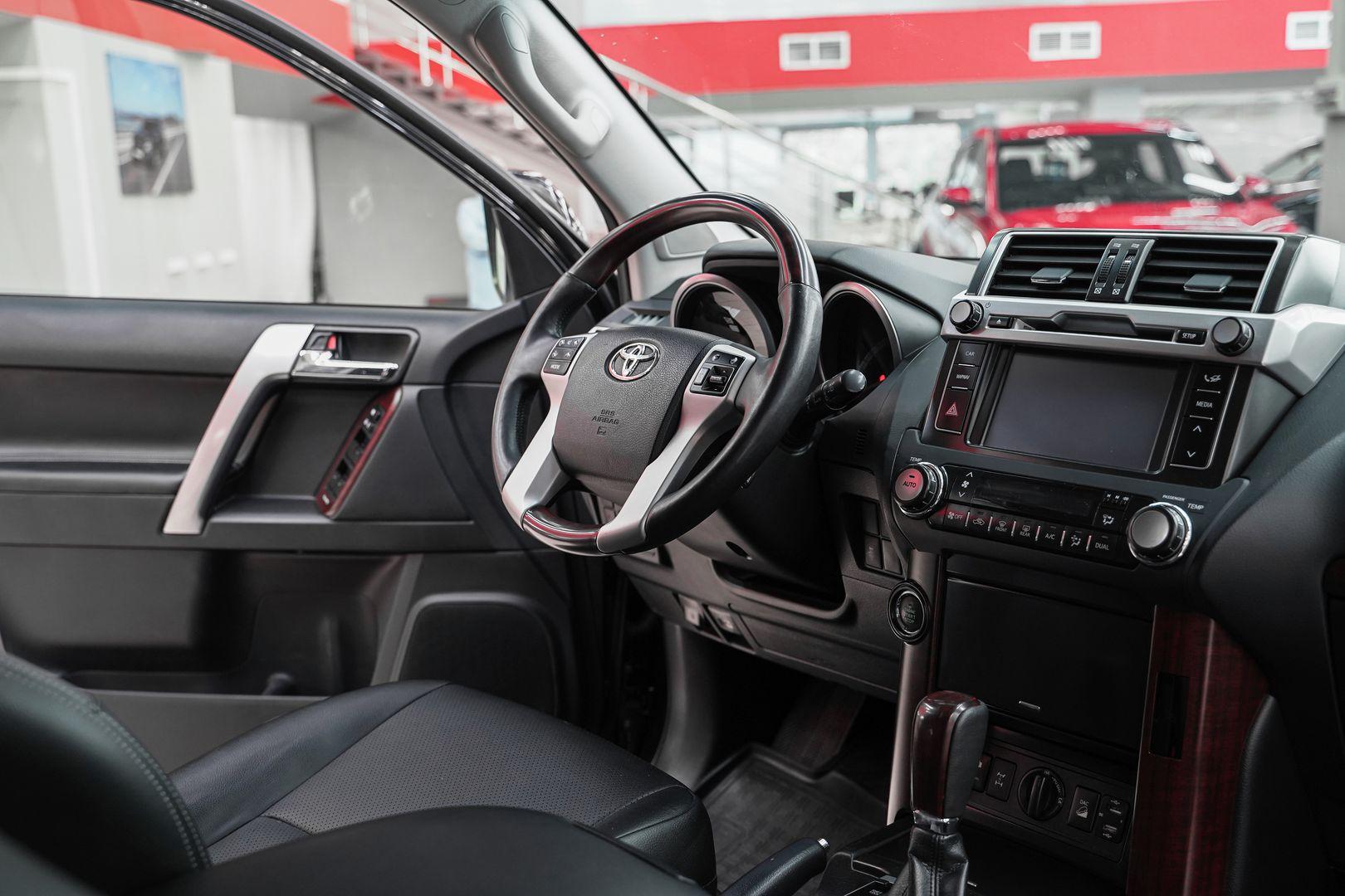 Toyota Land Cruiser Prado 2014, черный, ДЦ Орехово