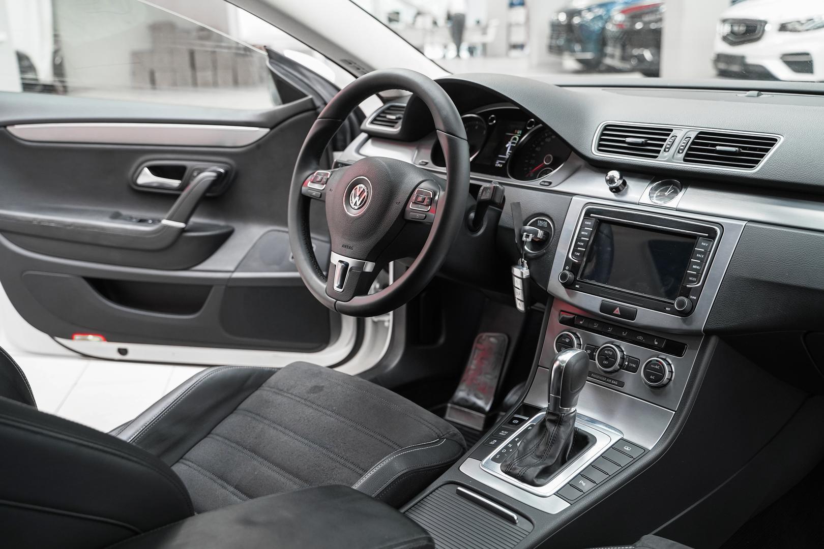 Volkswagen Passat CC 2012, белый, ДЦ Орехово