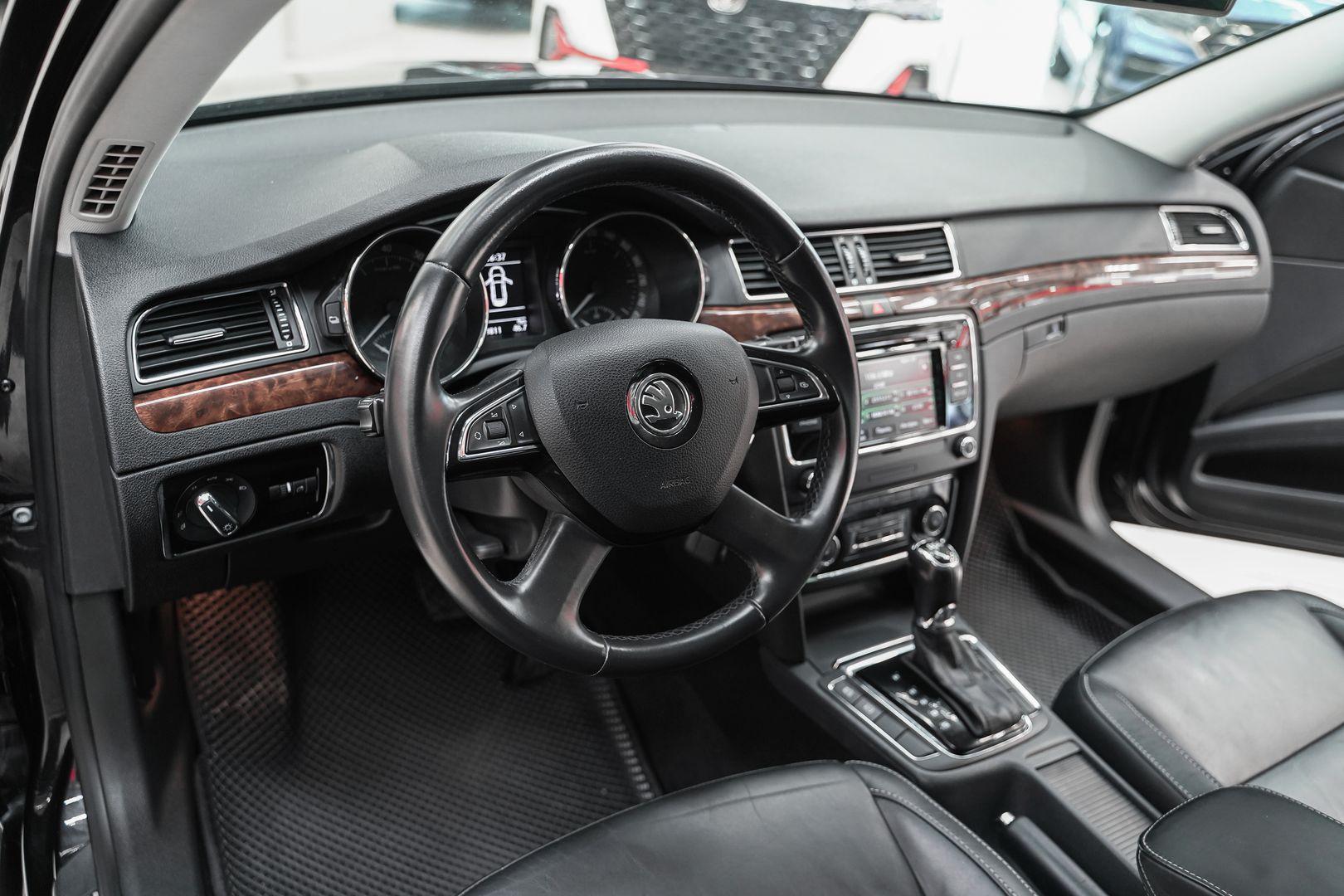 Skoda Superb 2013, черный, ДЦ Орехово