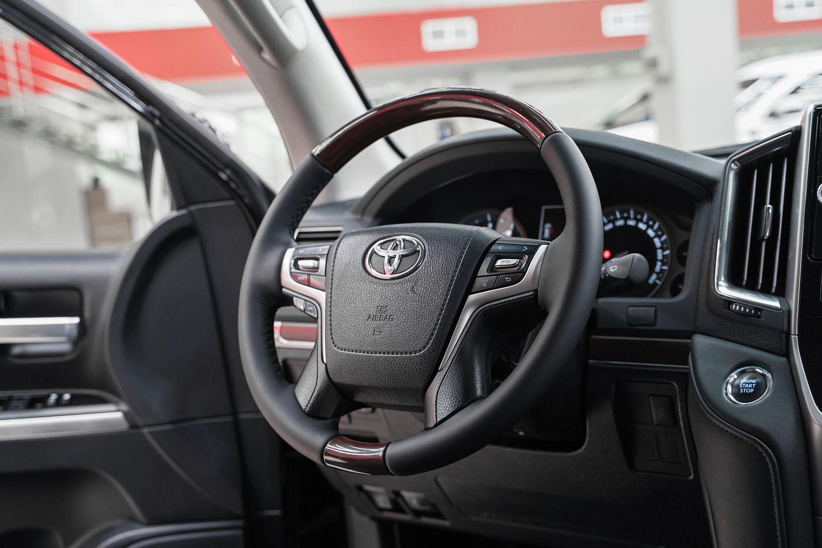 Toyota Land Cruiser 2016, черный, ДЦ Орехово