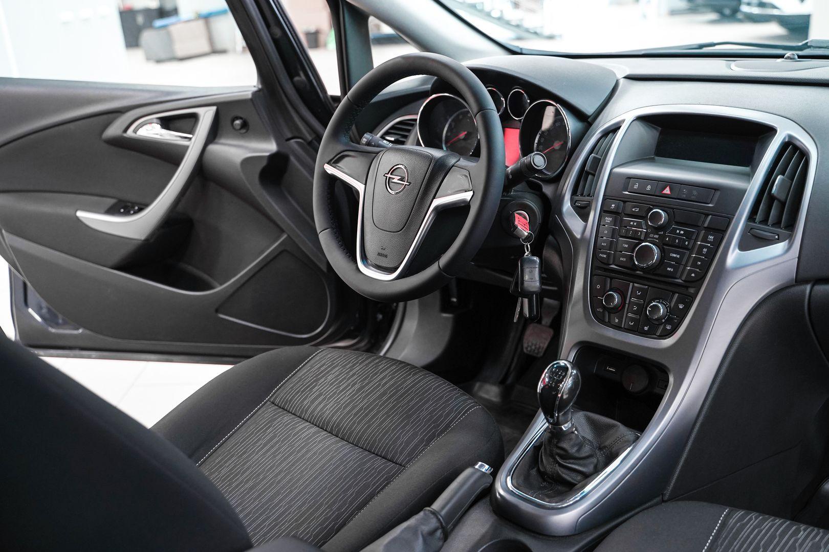 Opel Astra 2013, черный, ДЦ Орехово